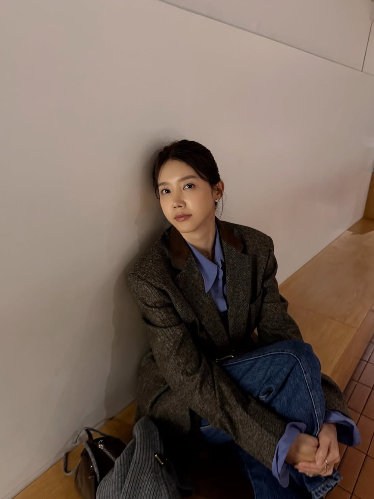 Korean Actress Chae Jung-an Embraces Autumn Vibes in Stylish Instagram Post