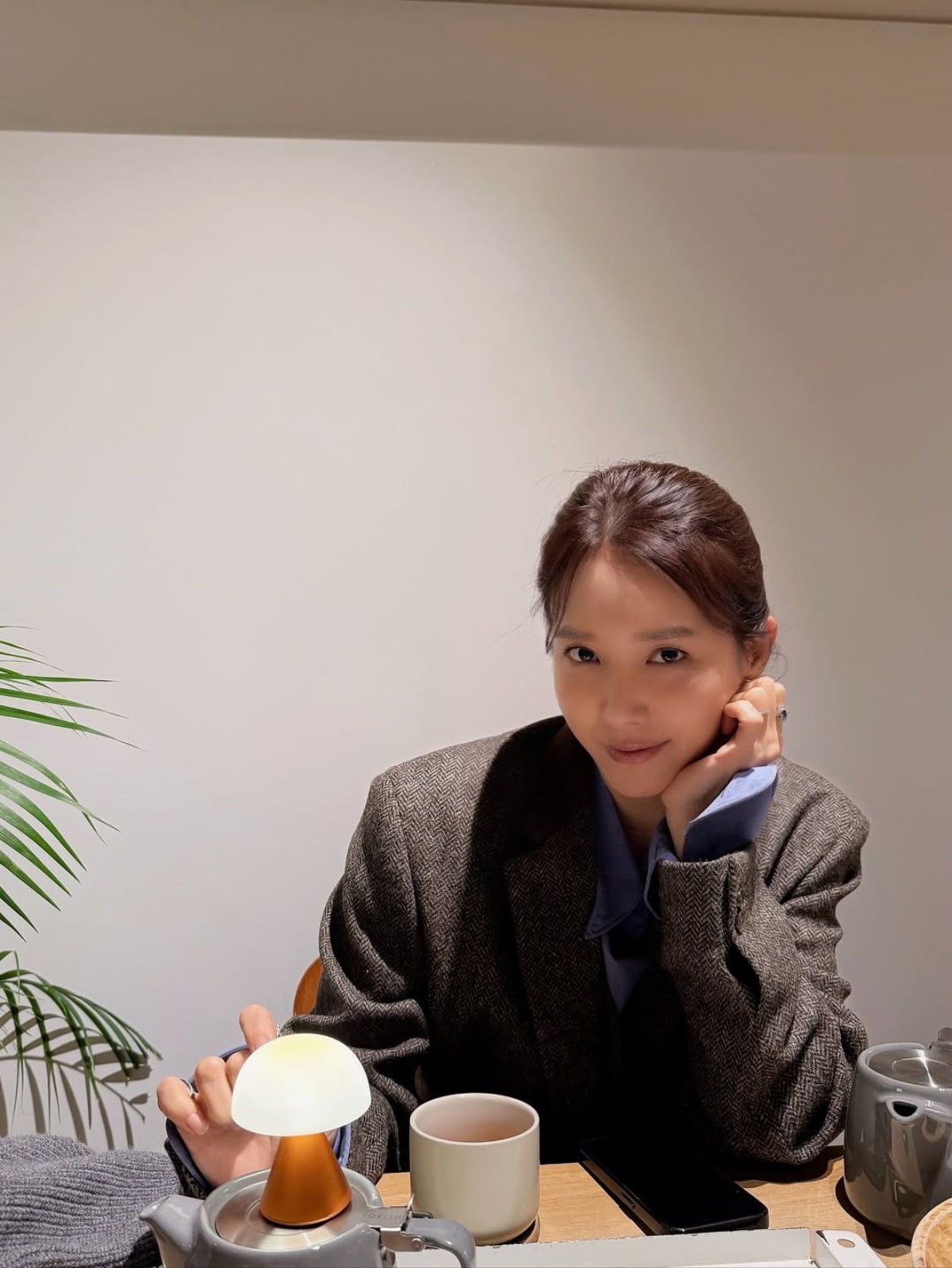 Korean Actress Chae Jung-an Embraces Autumn Vibes in Stylish Instagram Post