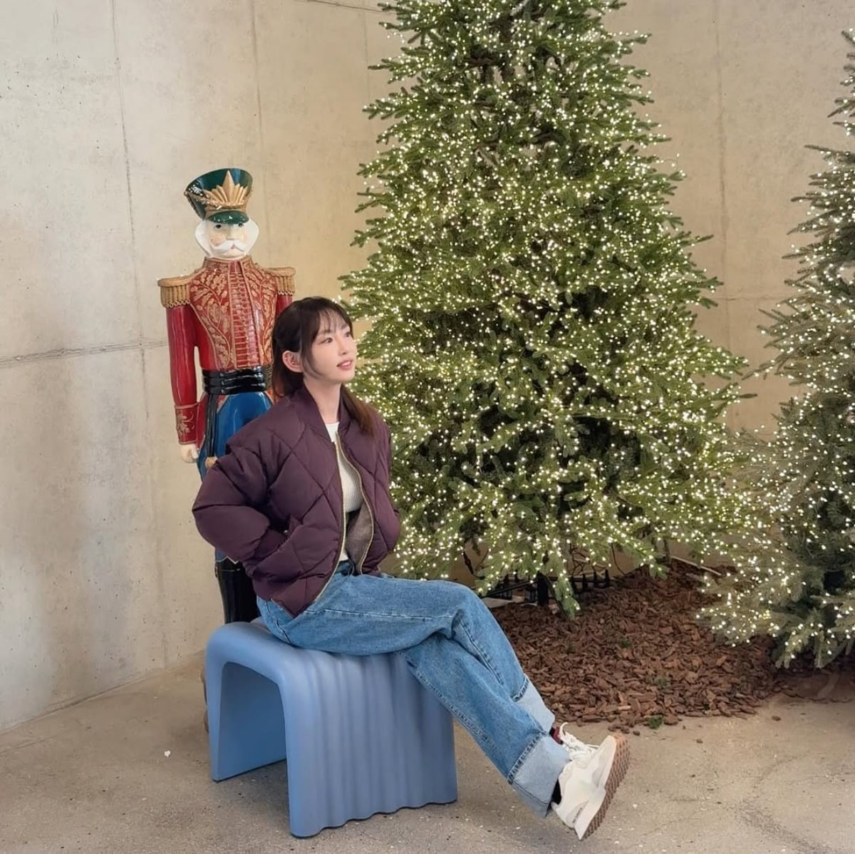 カン・イェウォン、クリスマスツリーの前で輝く美貌を披露