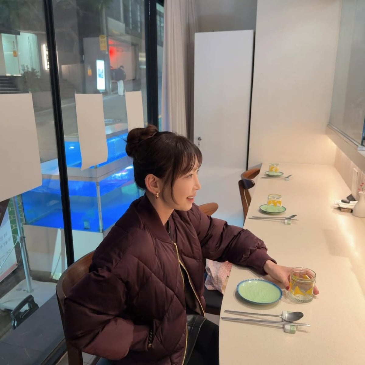 カン・イェウォン、クリスマスツリーの前で輝く美貌を披露