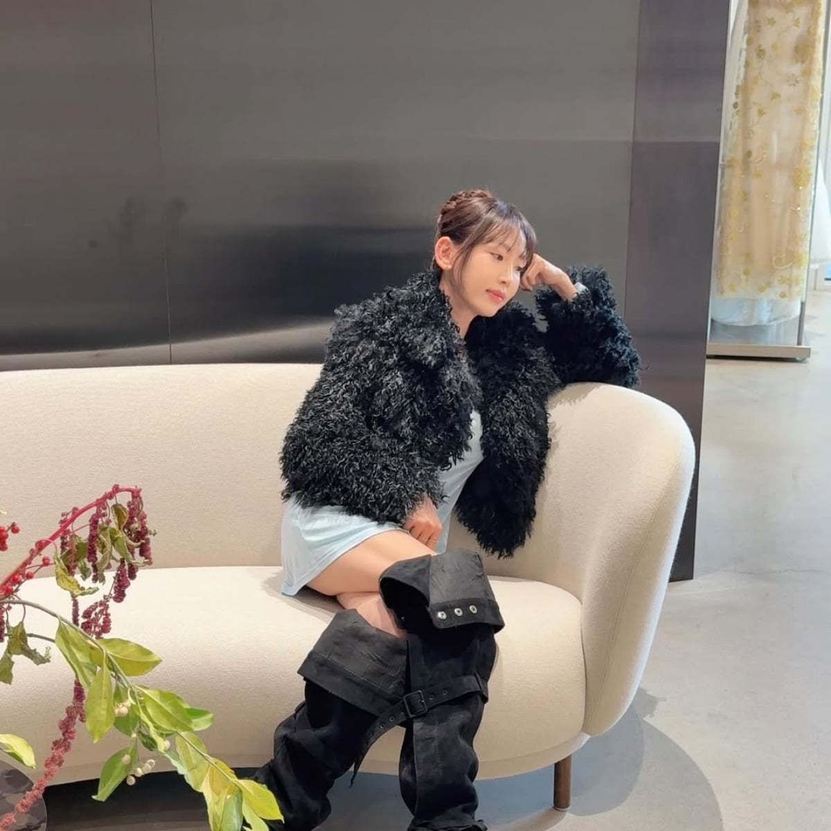 カン・イェウォン、クリスマスツリーの前で輝く美貌を披露