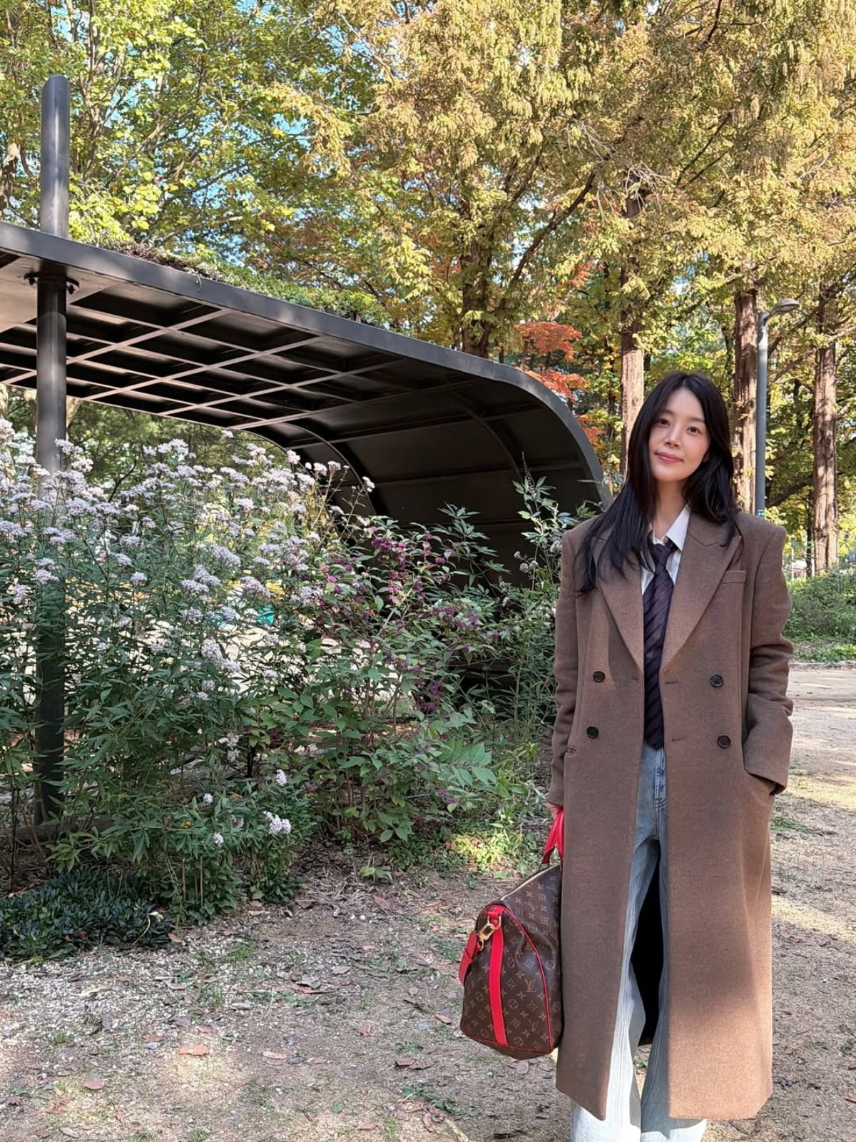 Actress Han Ji-hye Captivates with Autumn Goddess Vibes in Seoul Forest