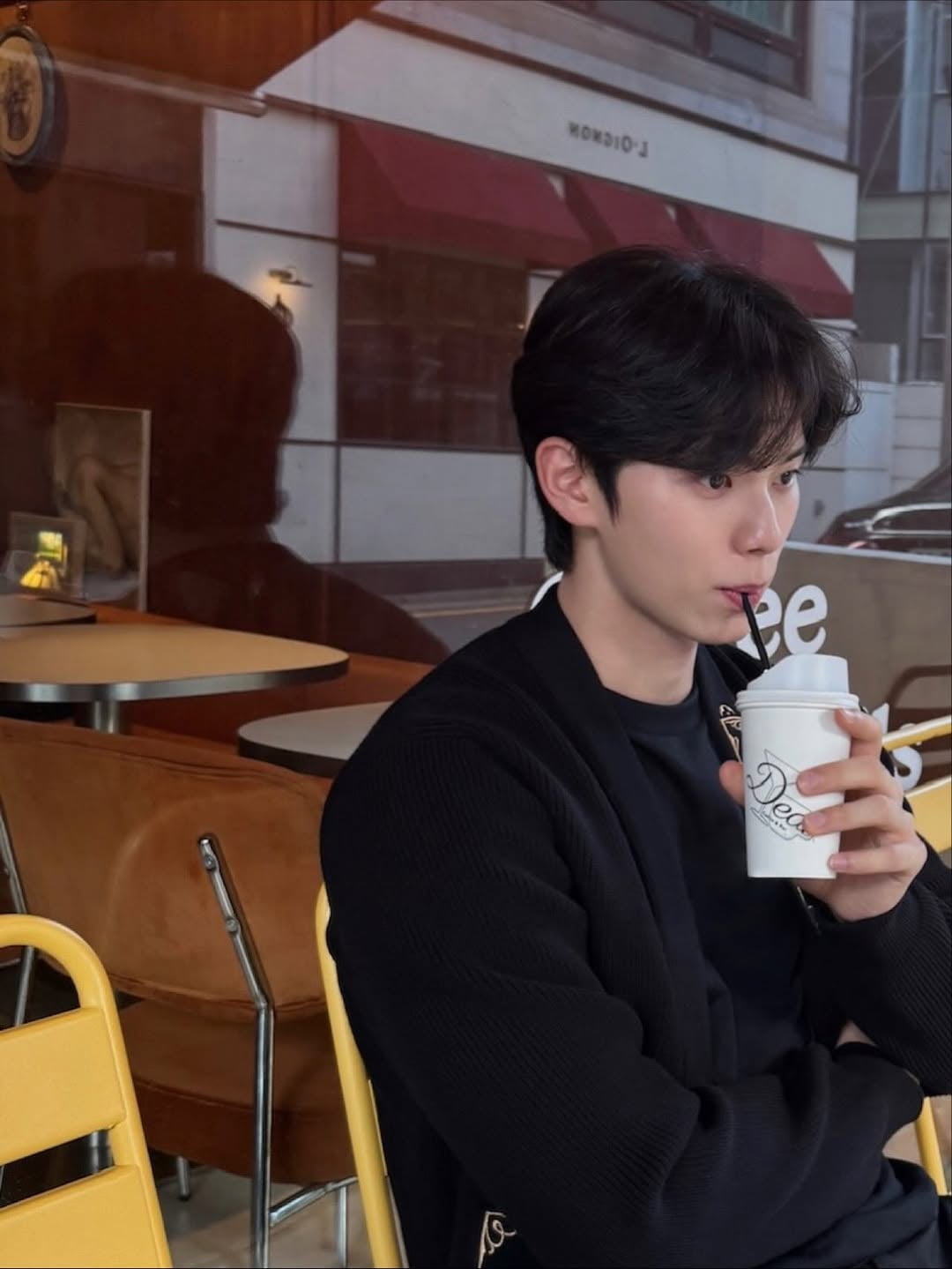 Actor Lee Chae-min Captivates Fans with Stylish Café Photos