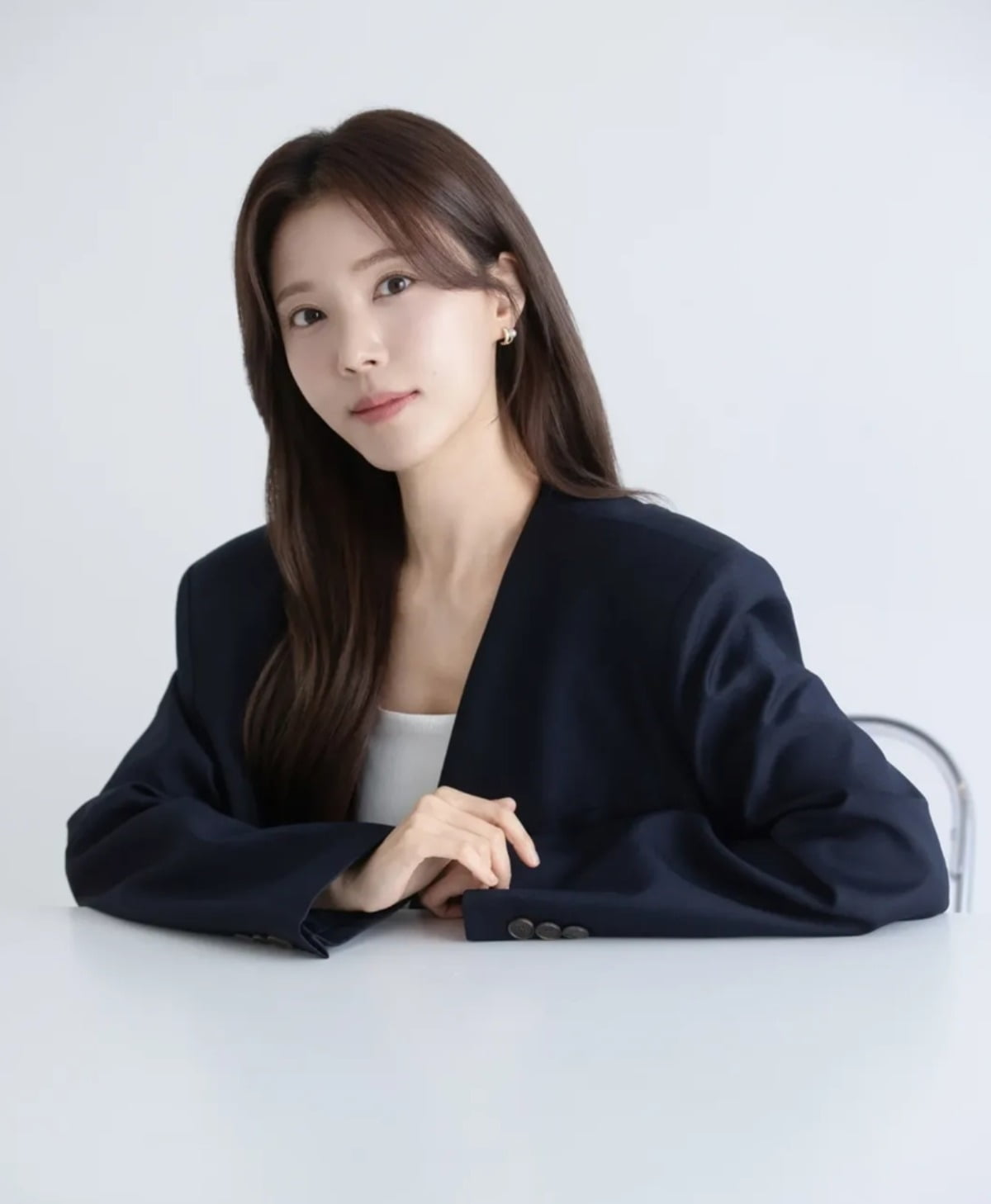 Actress Jung Si-a Shines with Radiant Beauty and New Endeavors