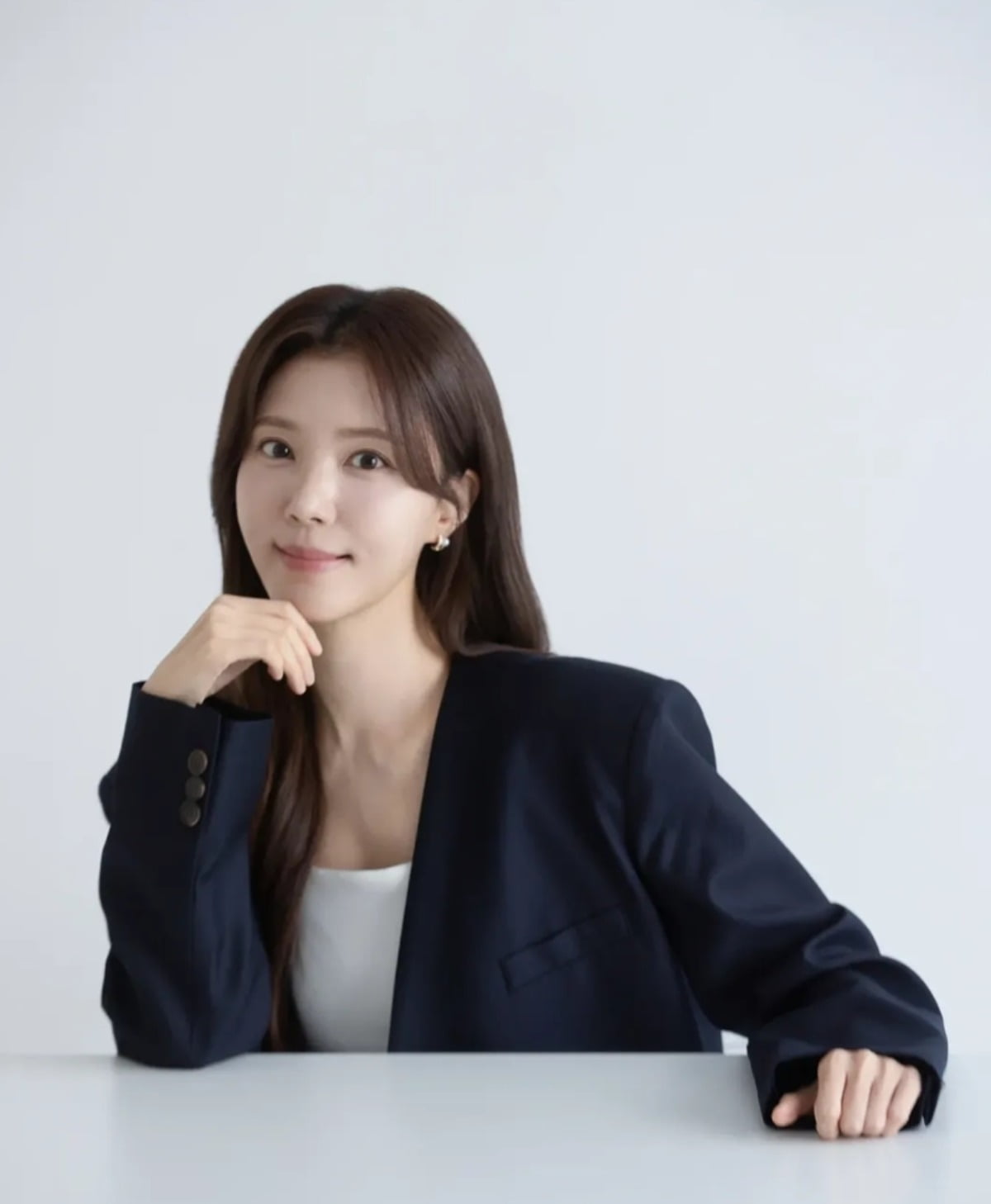 Actress Jung Si-a Shines with Radiant Beauty and New Endeavors