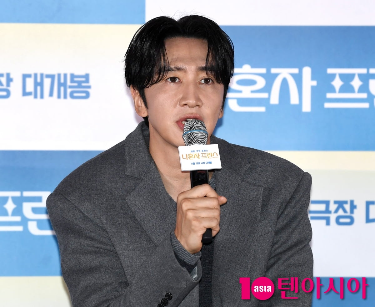 イ・グァンス、映画『ナホンジャ プリンス』の記者会見に出席