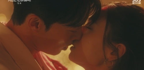 Explosive Romance: 'Dynamite Kiss' Premieres with a Bang