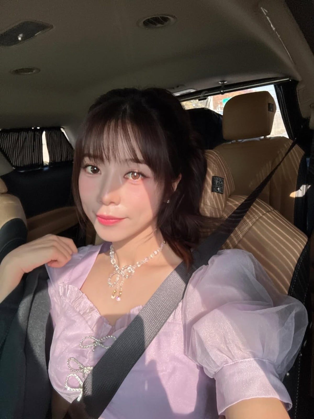 ヤン·ジウン、優雅な秋の日常公開 - ファンの反応熱い