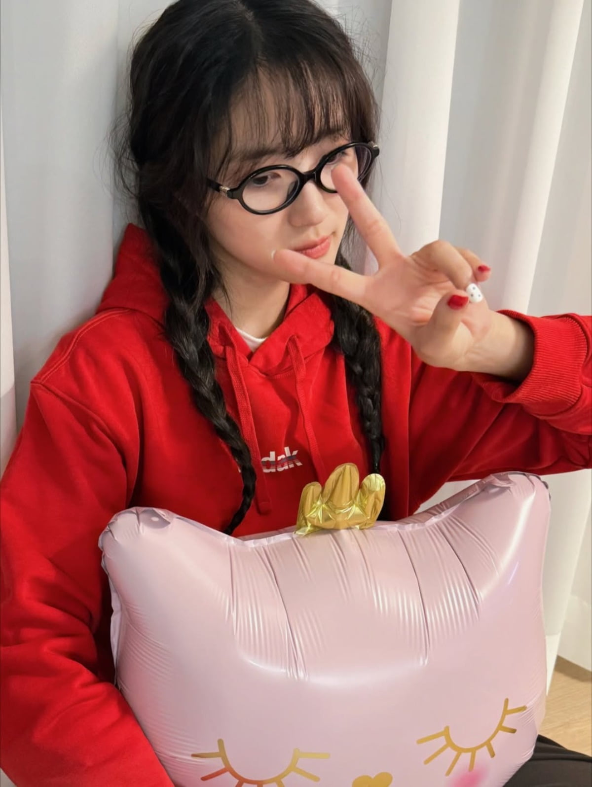 Kim Hye-yoon Shares Adorable Birthday Celebration with Fans