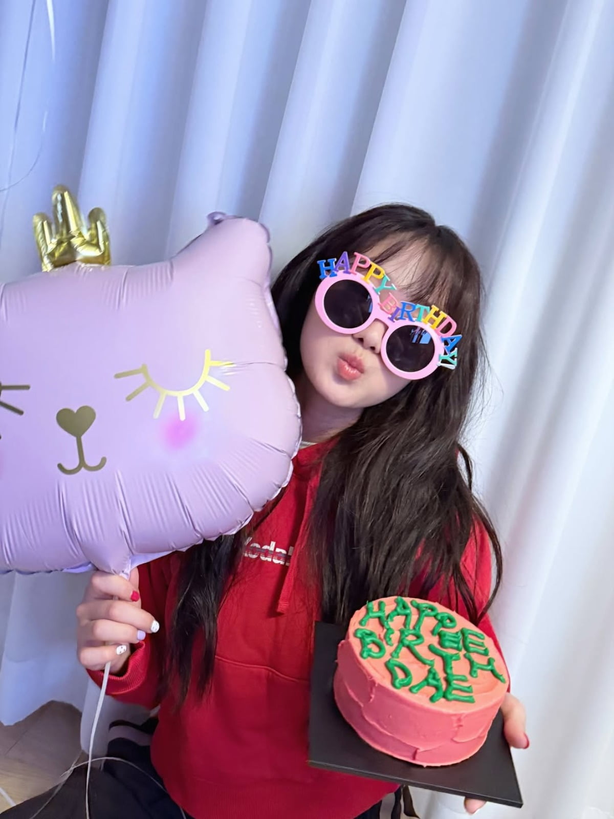 Kim Hye-yoon Shares Adorable Birthday Celebration with Fans