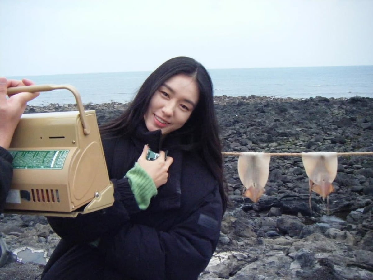 Korean Actress Ahn Eun-jin Captivates Fans with Her Elegant Jeju Island Photos