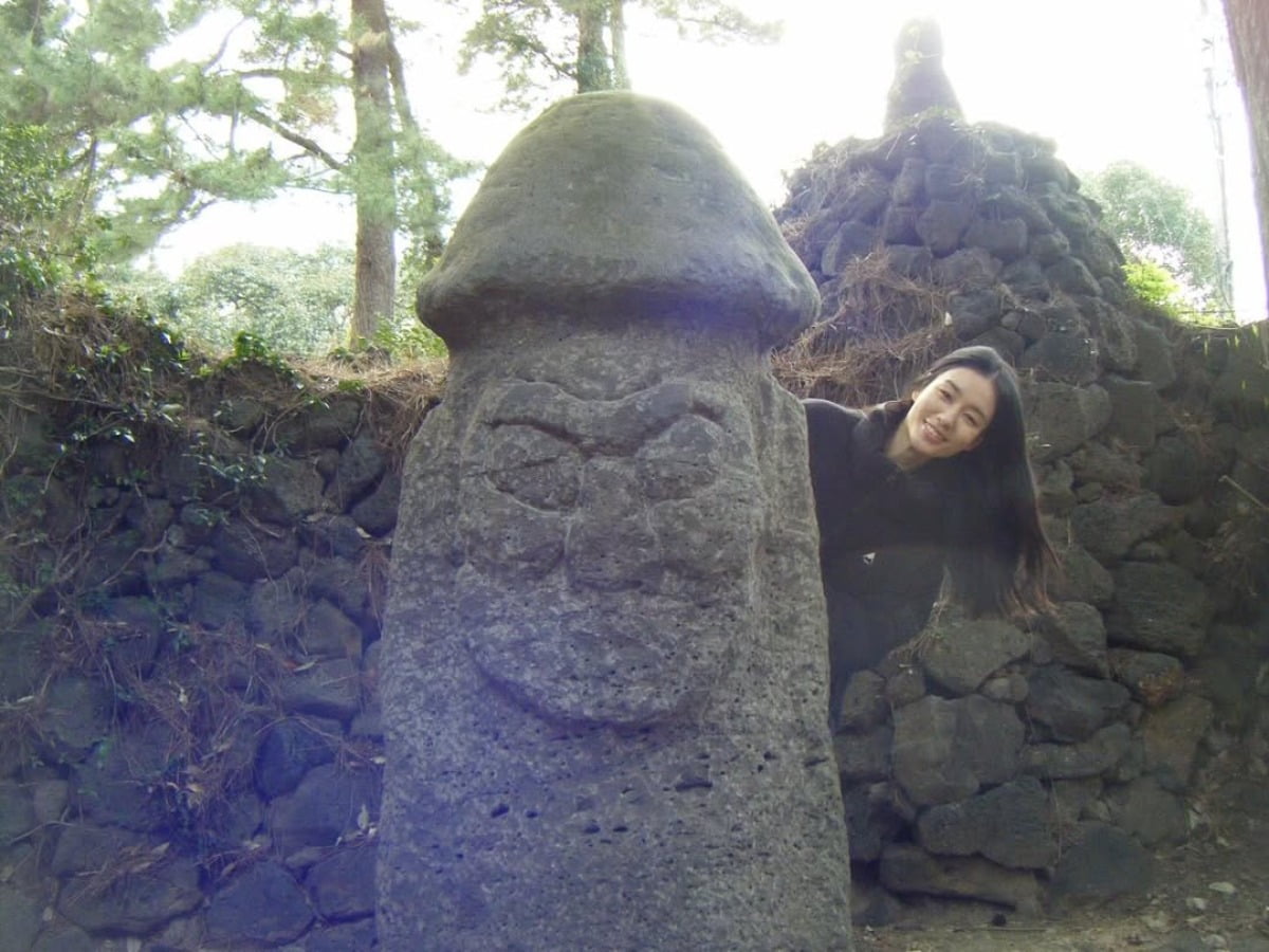 Korean Actress Ahn Eun-jin Captivates Fans with Her Elegant Jeju Island Photos