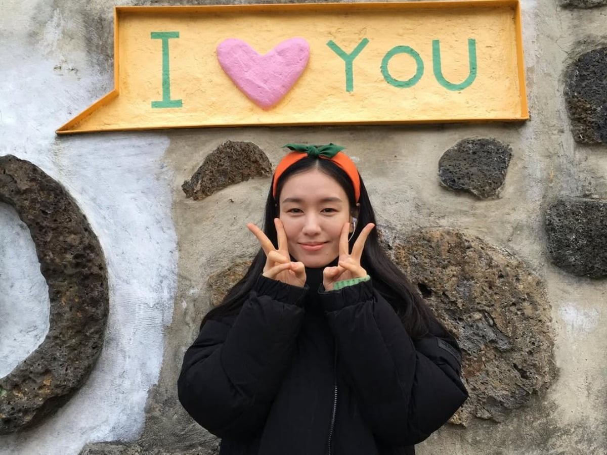 Korean Actress Ahn Eun-jin Captivates Fans with Her Elegant Jeju Island Photos