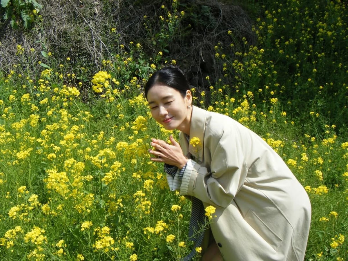 Korean Actress Ahn Eun-jin Captivates Fans with Her Elegant Jeju Island Photos