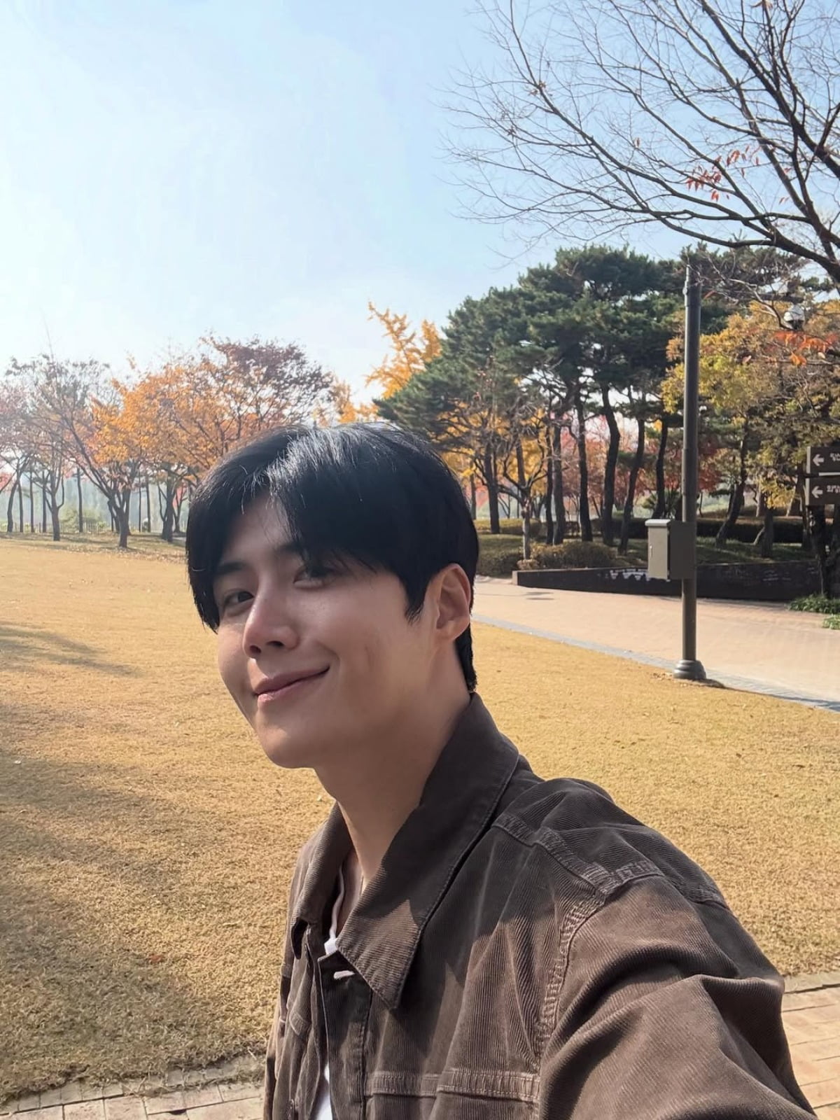 Kim Seon-ho Charms Fans with His Radiant Smile in Autumn Photos
