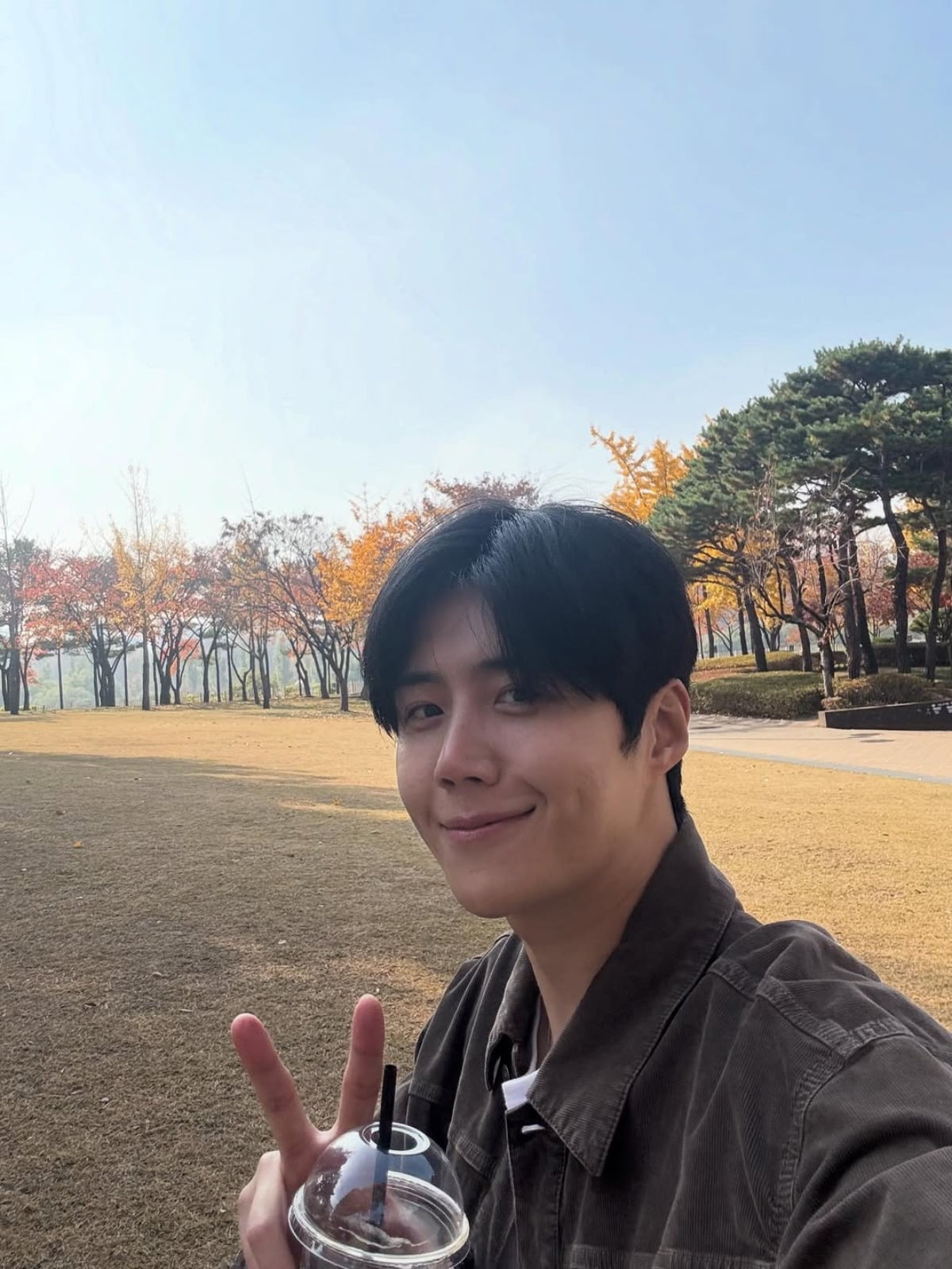 Kim Seon-ho Charms Fans with His Radiant Smile in Autumn Photos