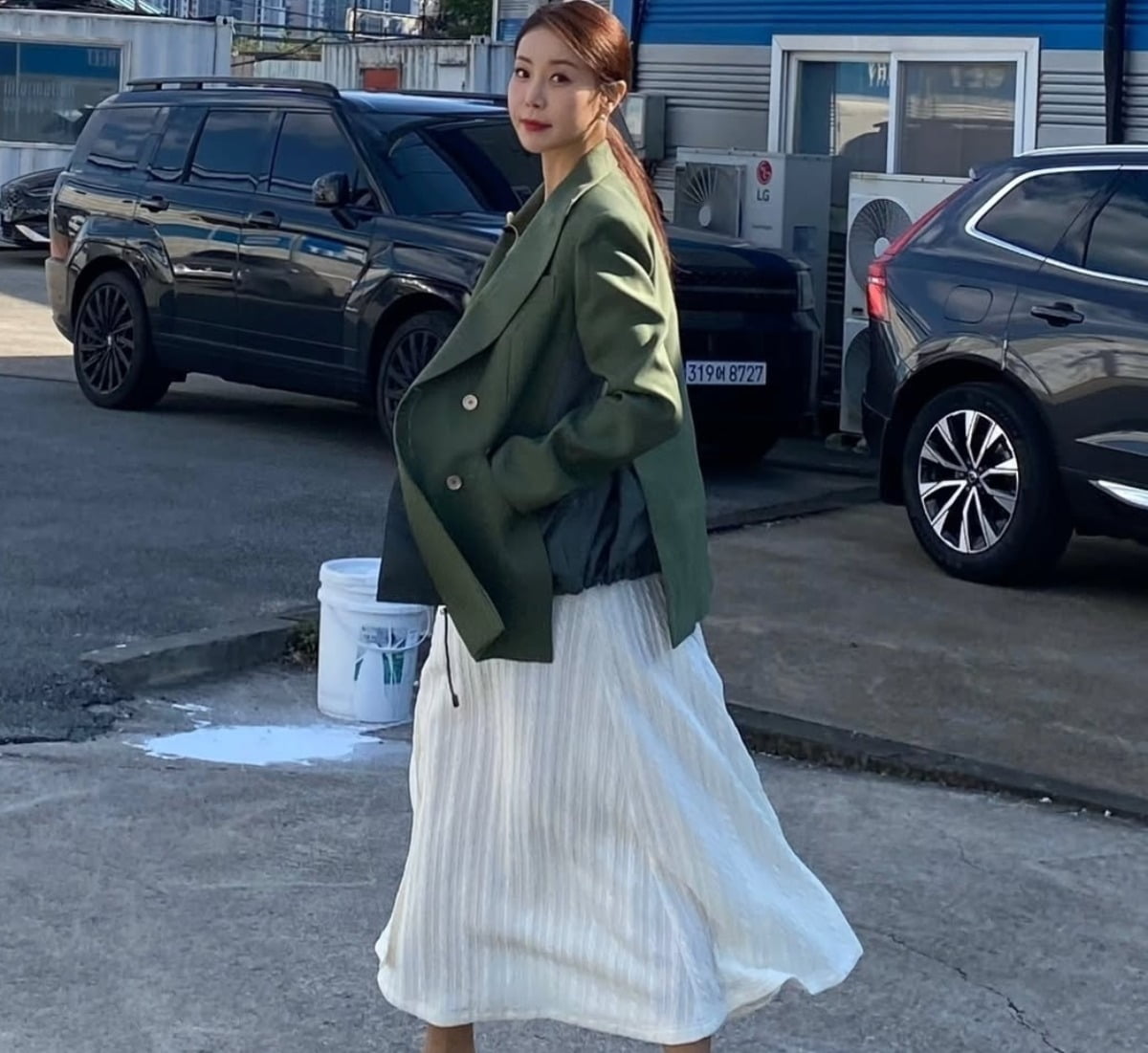 ハン・ダガム、秋の女神ムードを披露！カジュアルな秋ファッションが話題