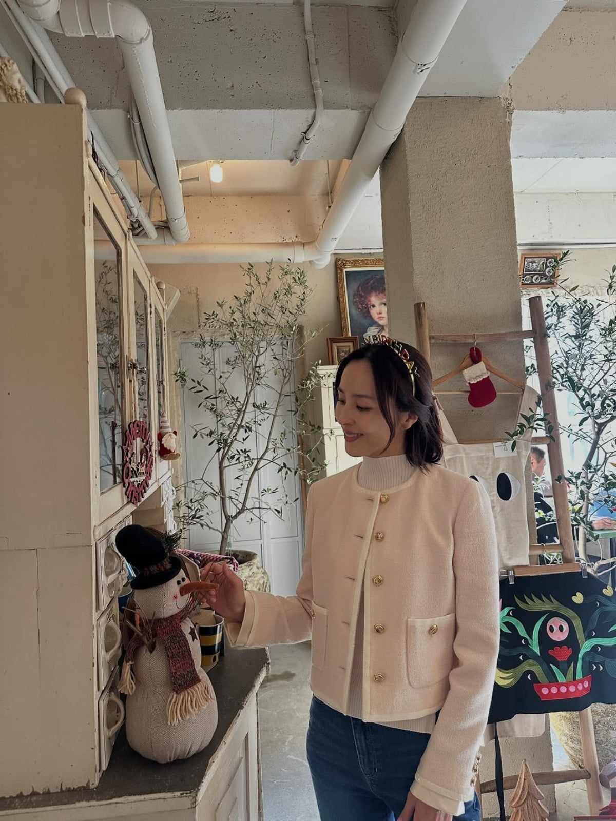 South Korean Actress Han Hye-jin Shares Joyful Birthday Celebration on Instagram