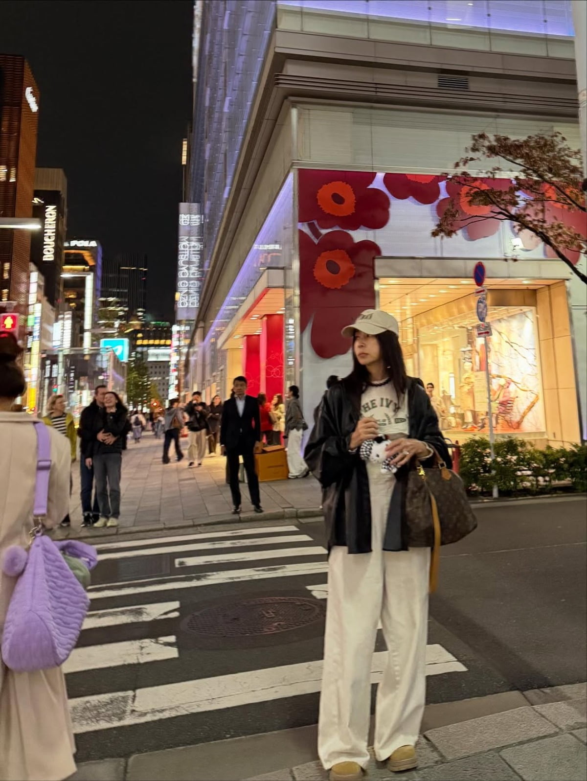 ファッションアイコン、ファンを魅了するファン・シンヘの最新ストリートルック