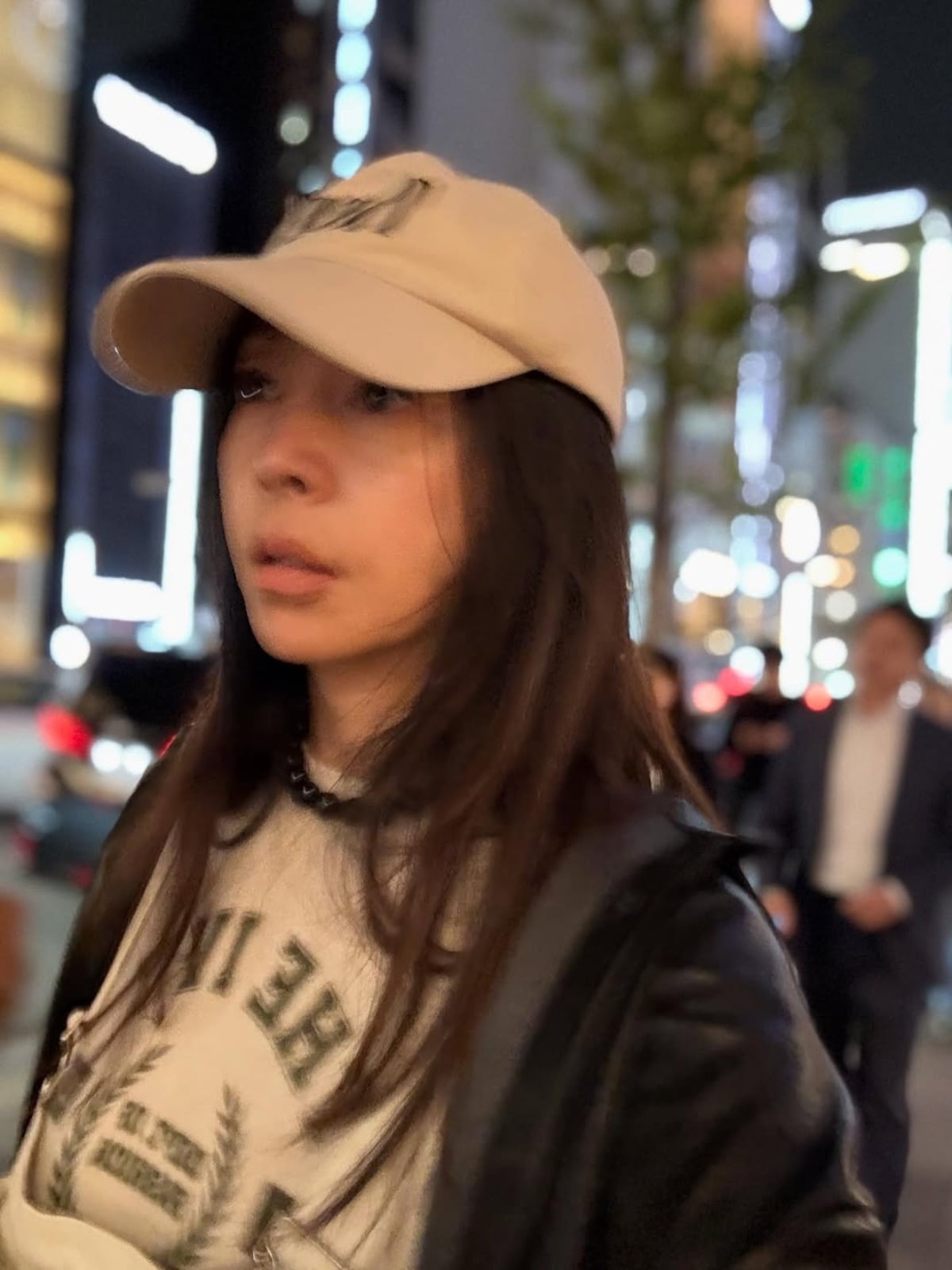 ファッションアイコン、ファンを魅了するファン・シンヘの最新ストリートルック