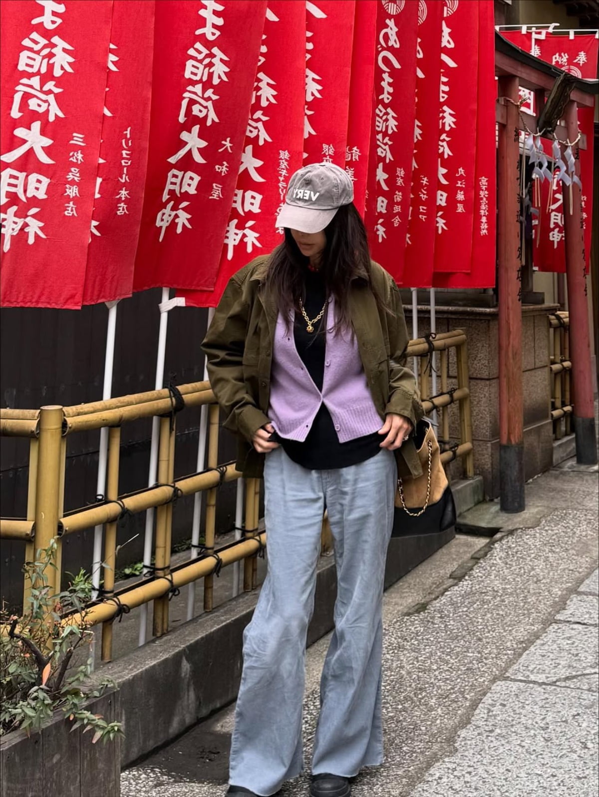 ファッションアイコン、ファンを魅了するファン・シンヘの最新ストリートルック