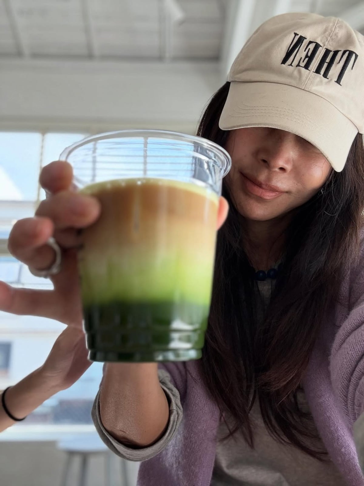 ファッションアイコン、ファンを魅了するファン・シンヘの最新ストリートルック