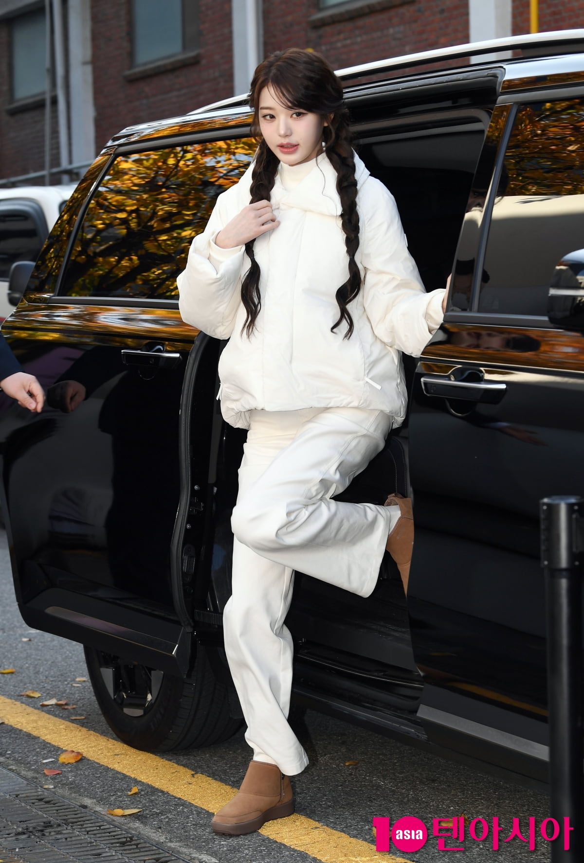 IVE's Jang Wonyoung Shines at Eider x Cosmopolitan Cashmere Trailer Pop-Up Event in Seoul