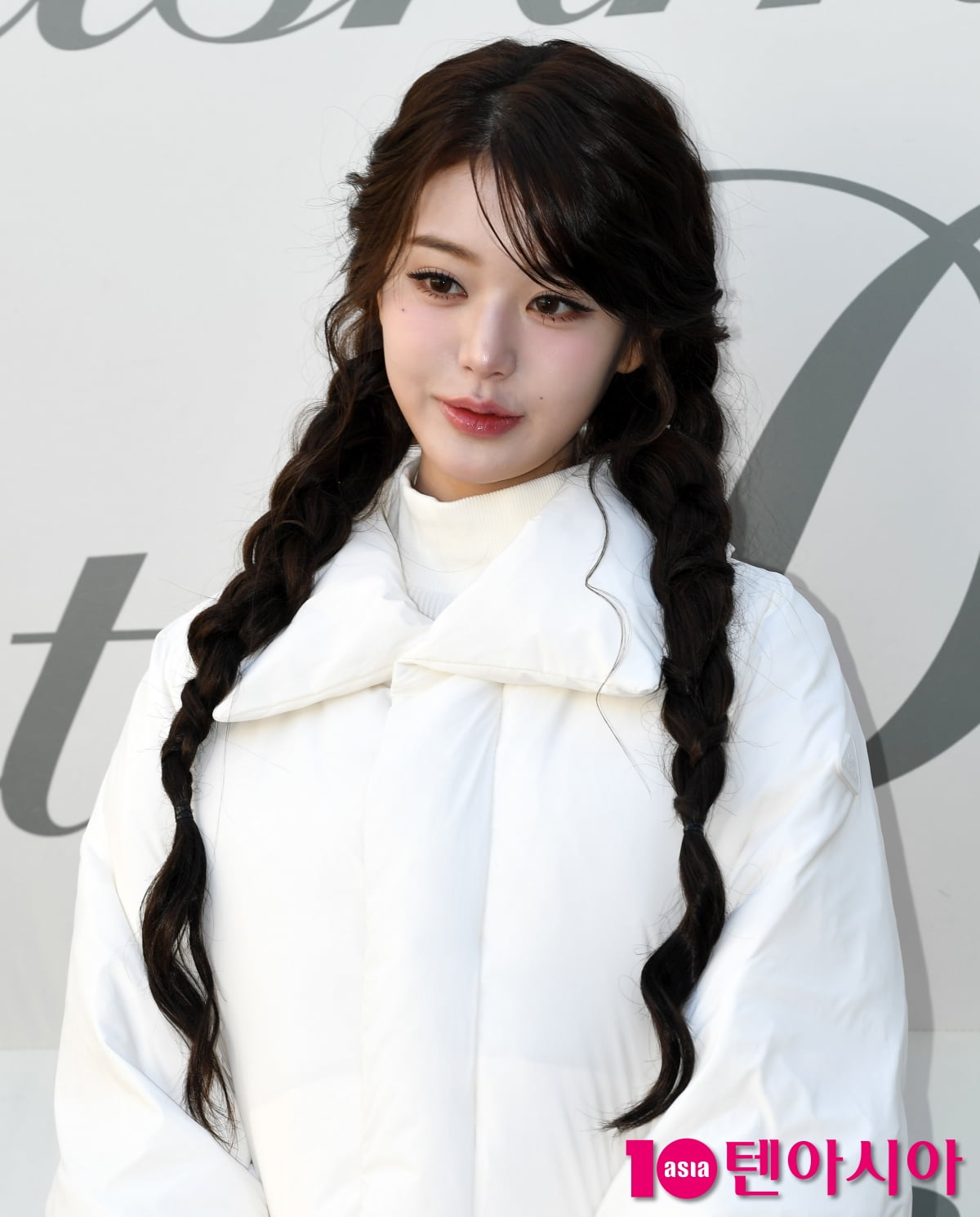 IVE's Jang Wonyoung Shines at Eider x Cosmopolitan Cashmere Trailer Pop-Up Event