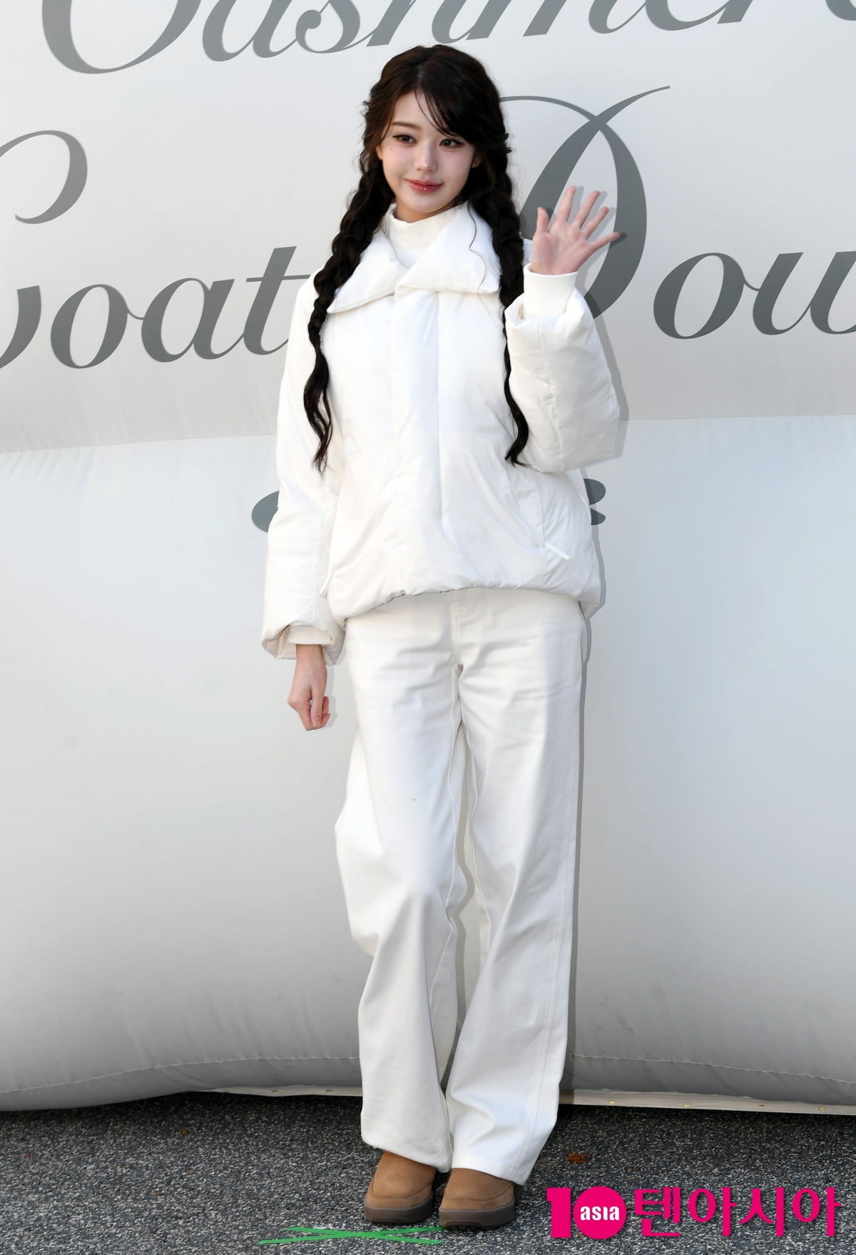 IVE's Jang Wonyoung Shines at Eider x Cosmopolitan Cashmere Trailer Pop-Up Event