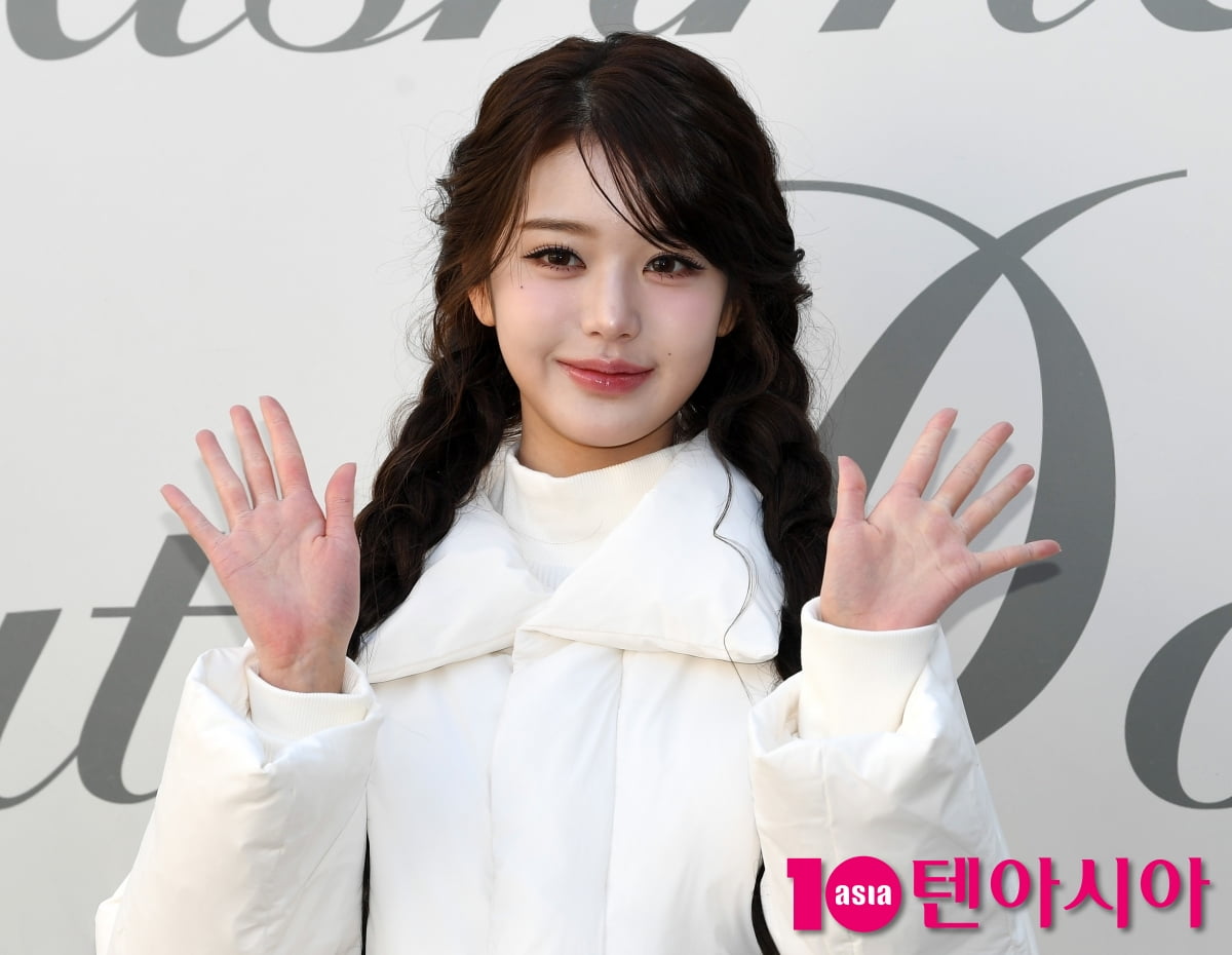 IVE's Jang Wonyoung Shines at Eider x Cosmopolitan Cashmere Trailer Pop-Up Event