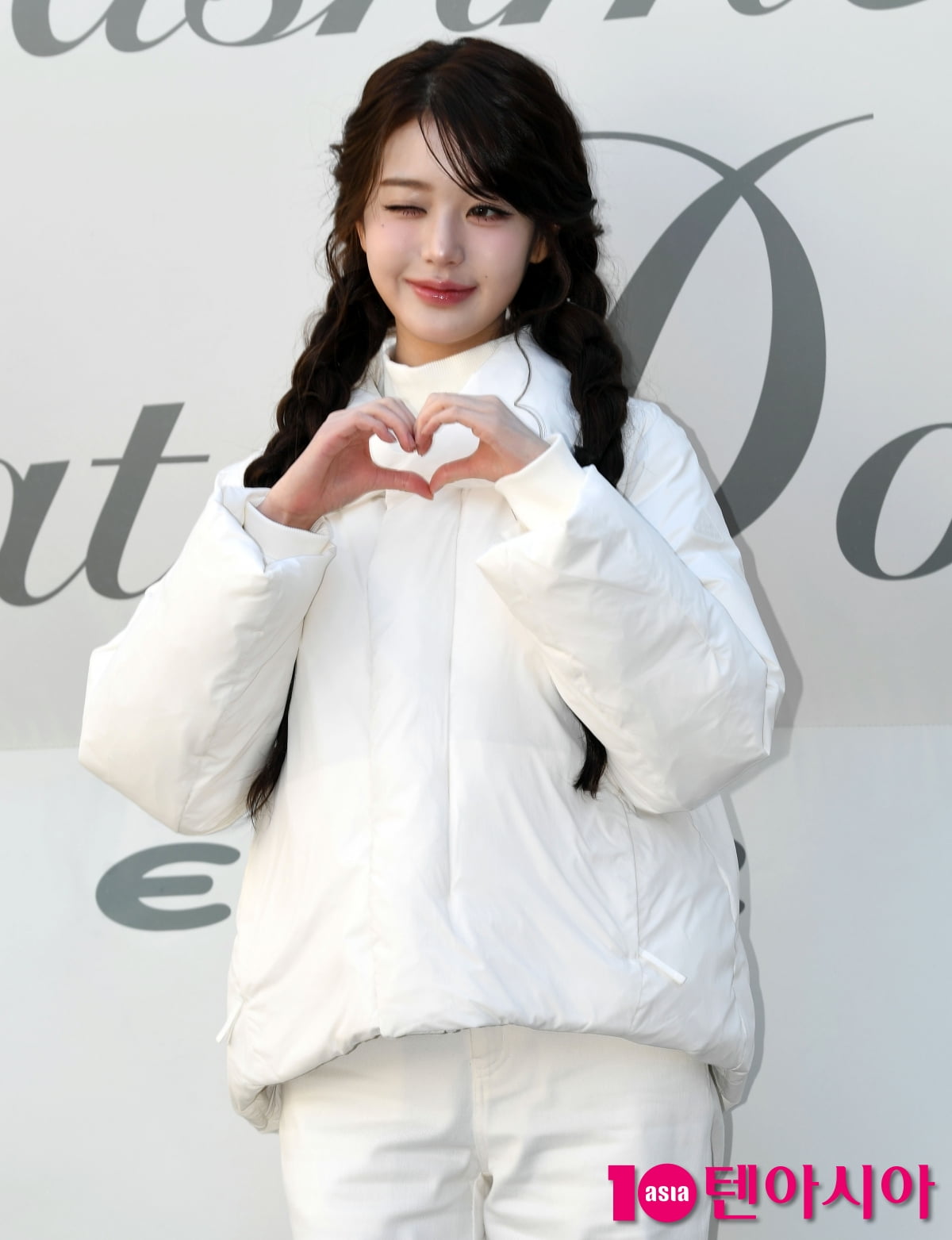 IVE's Jang Wonyoung Shines at Eider x Cosmopolitan Cashmere Trailer Pop-Up Event