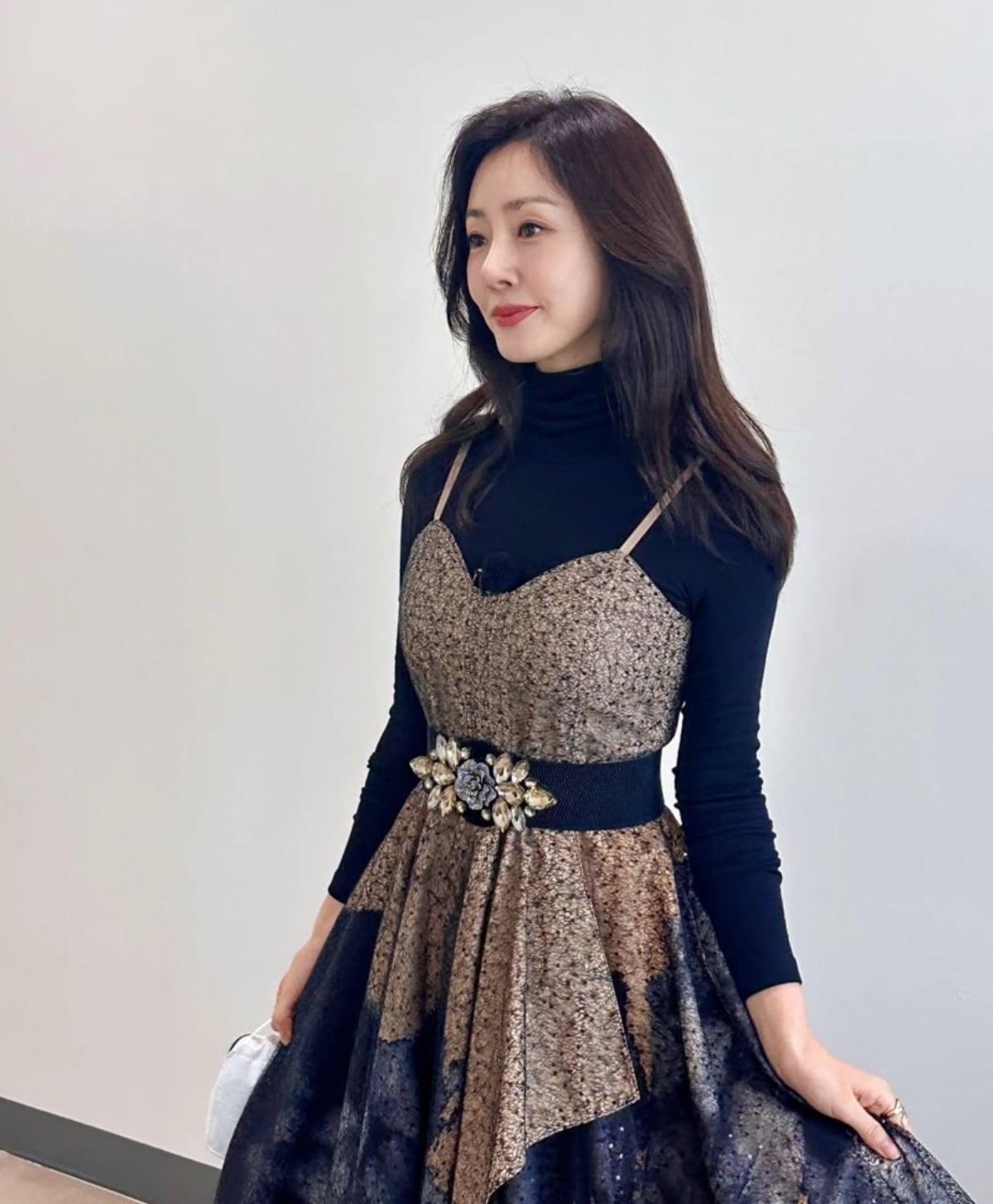 Korean Actress Oh Na-ra Captivates with Timeless Elegance on Instagram