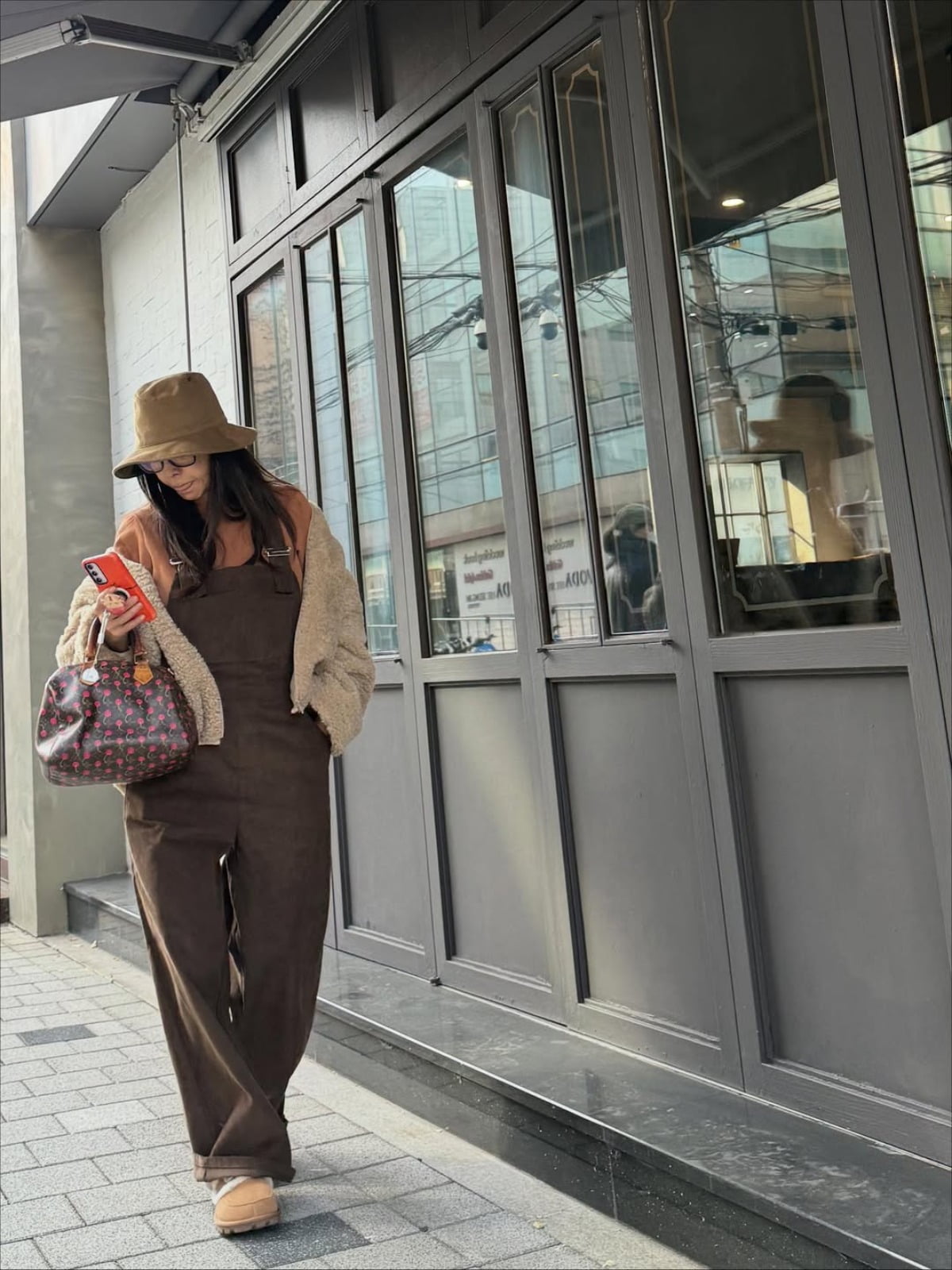 ファッションアイコン、ファン・シンヘのスタイリッシュな魅力が話題に