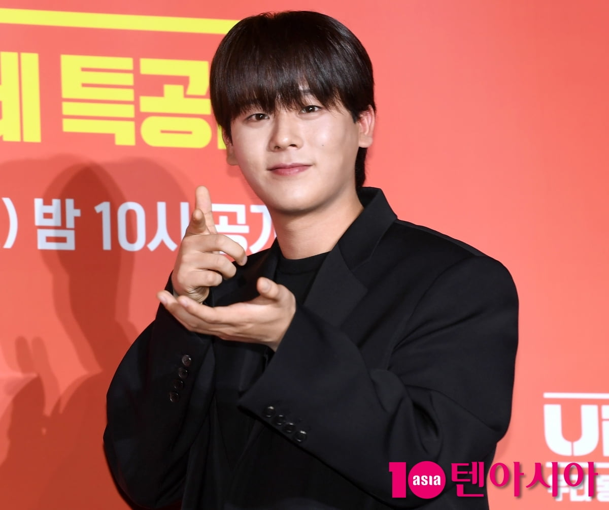 Lee Jung-ha Attends Press Conference for 'Heroes Next Door'