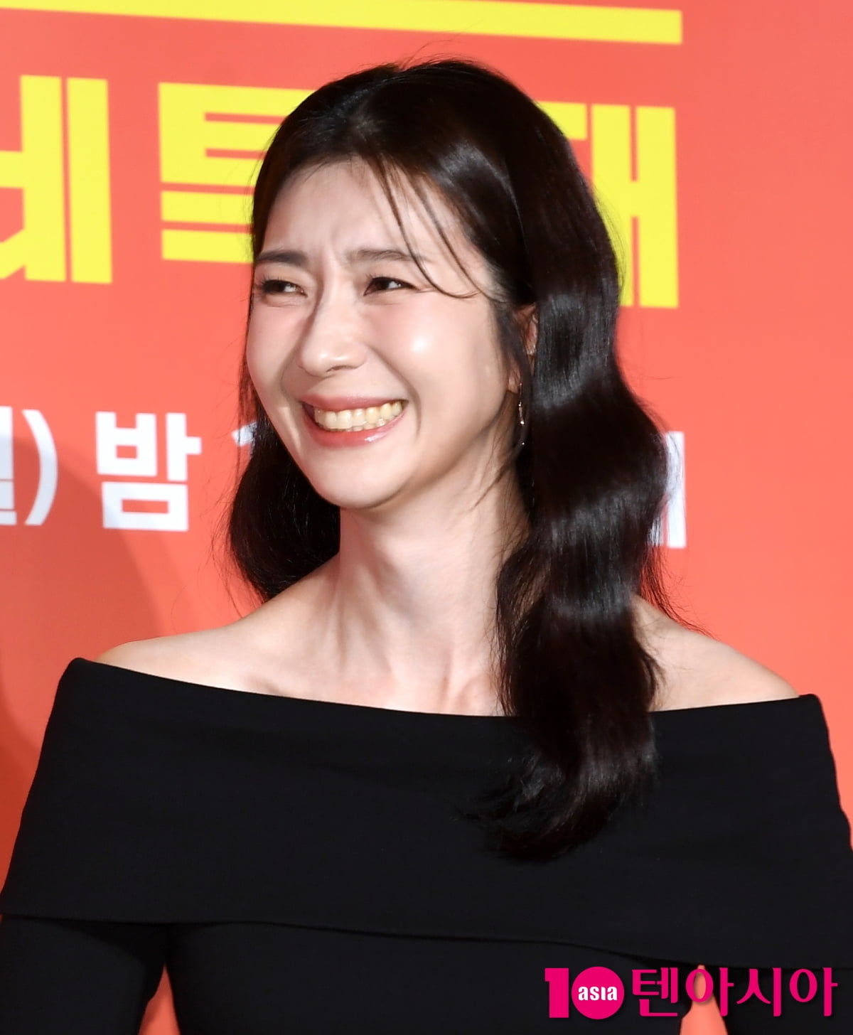 Kim Ji-hyun Attends Press Conference for New Series 'Heroes Next Door'