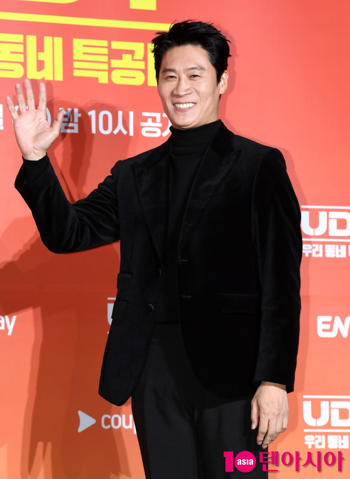 Jin Sun-kyu Attends Press Conference for New Series 'Heroes Next Door'