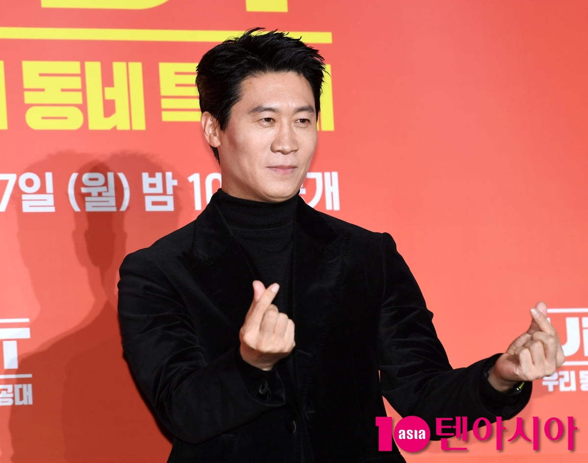 Jin Sun-kyu Attends Press Conference for New Series 'Heroes Next Door'