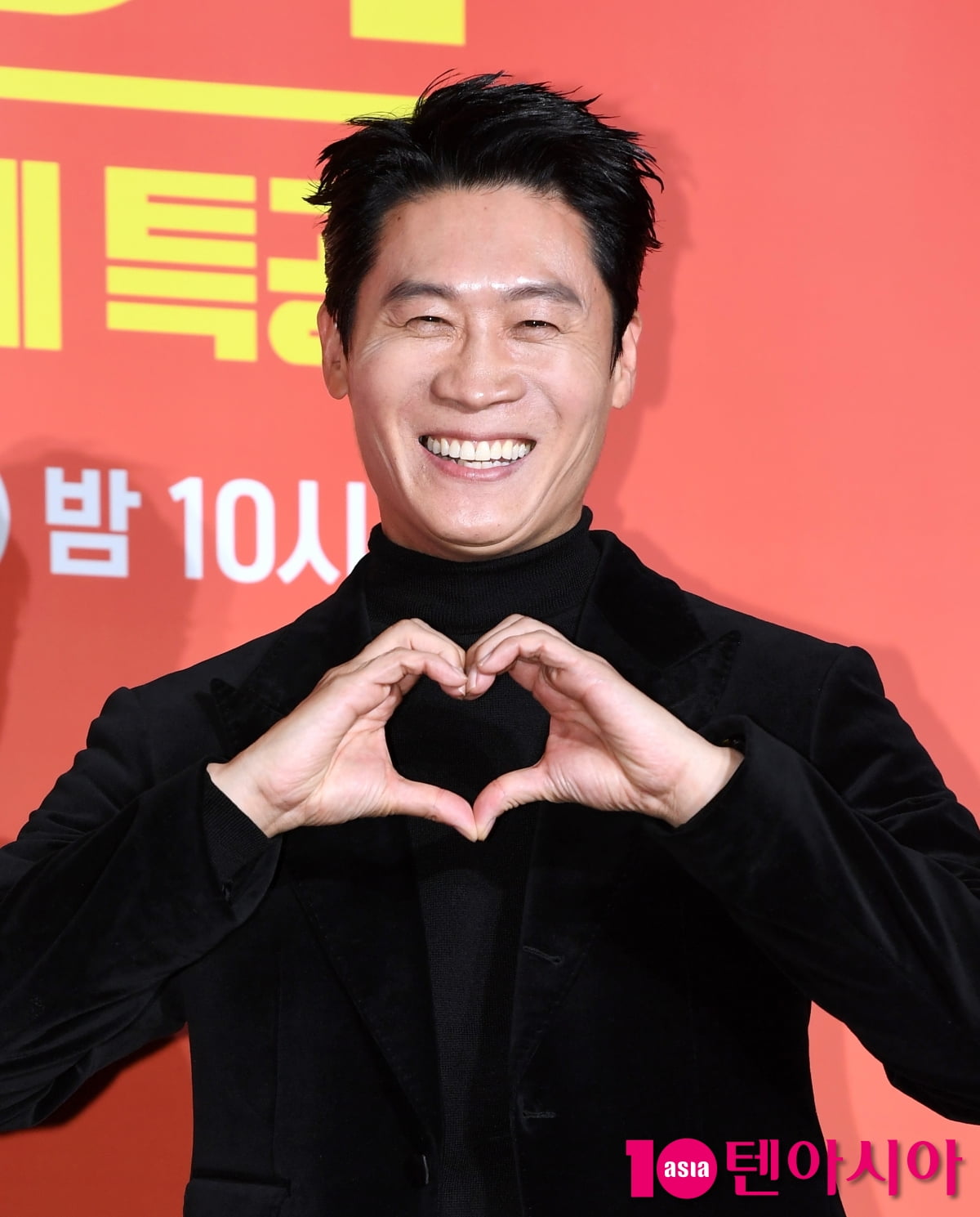 Jin Sun-kyu Attends Press Conference for New Series 'Heroes Next Door'