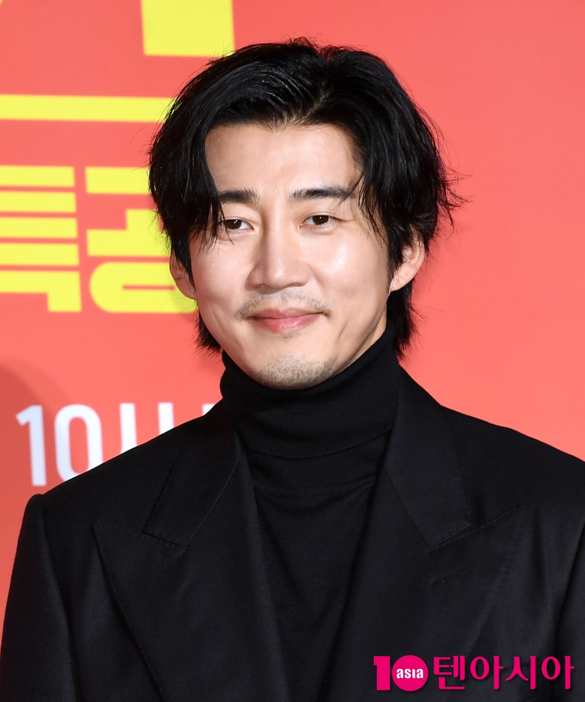 Yoon Kye-sang Attends Press Conference for New Series 'Heroes Next Door'
