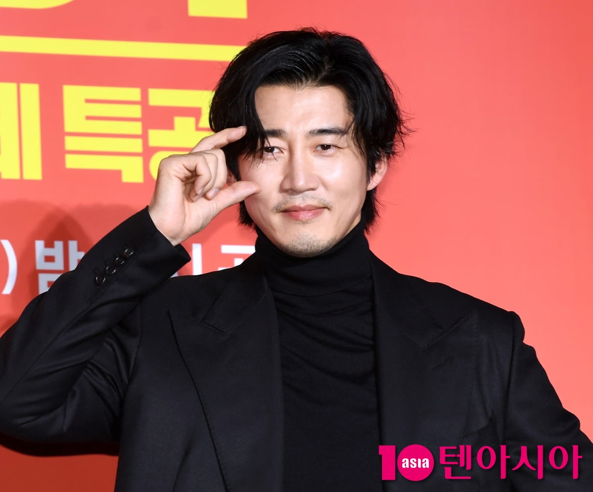 Yoon Kye-sang Attends Press Conference for New Series 'Heroes Next Door'