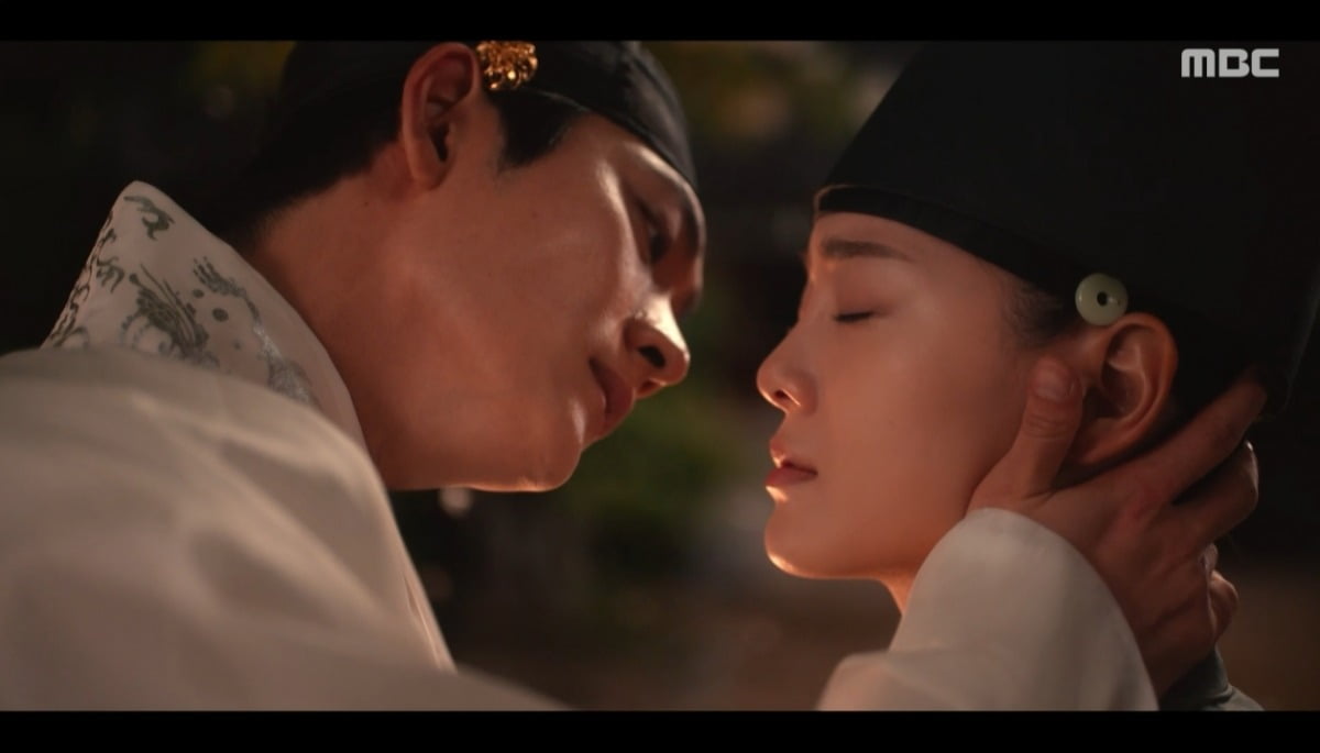 ドラマ『イガンエヌン ダリ フルンダ』でカン・テオとキム・セジョンの体が入れ替わる！