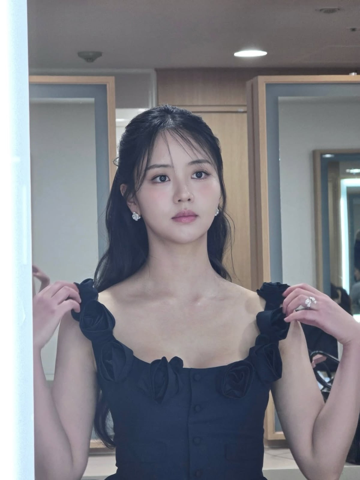 Actress Kim So-hyun Stuns with Elegant Look at Blue Dragon Film Awards