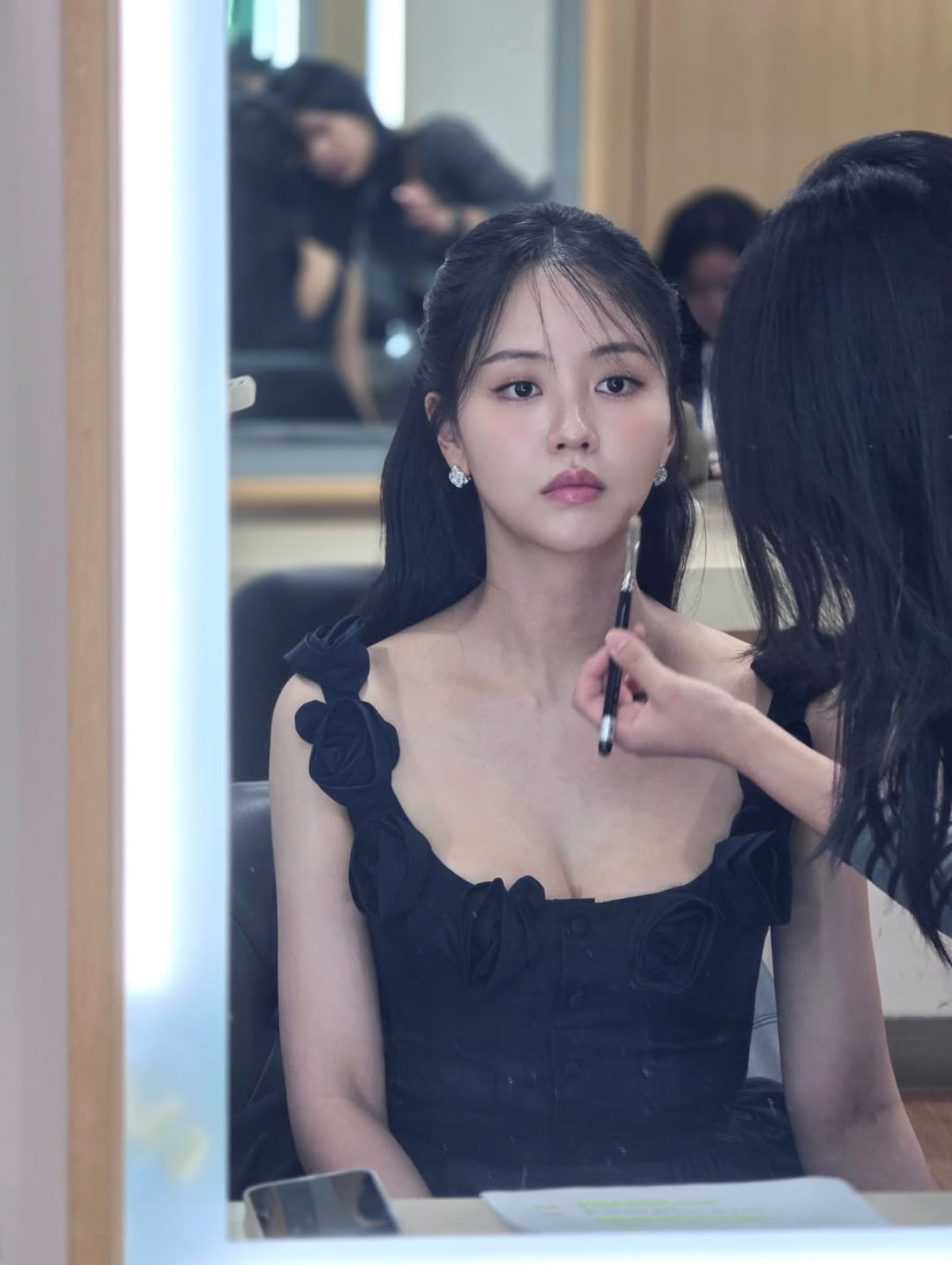 Actress Kim So-hyun Stuns with Elegant Look at Blue Dragon Film Awards