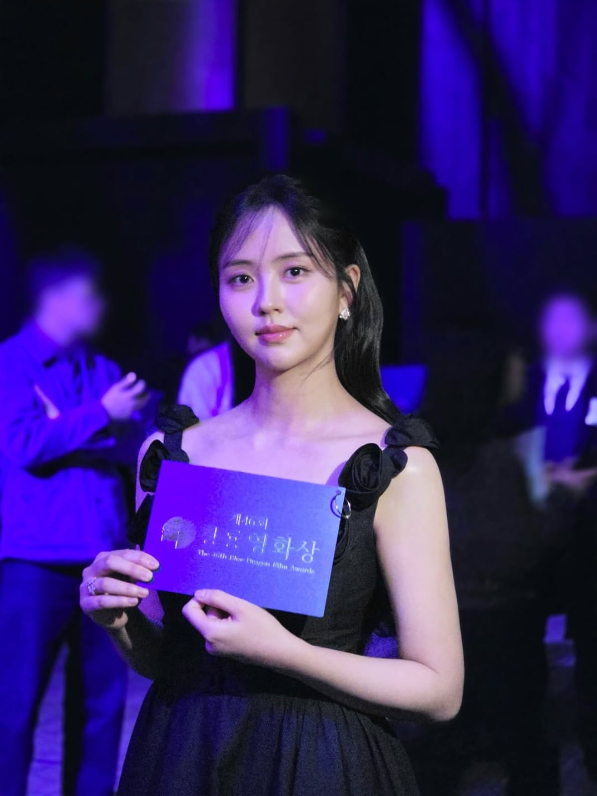 Actress Kim So-hyun Stuns with Elegant Look at Blue Dragon Film Awards