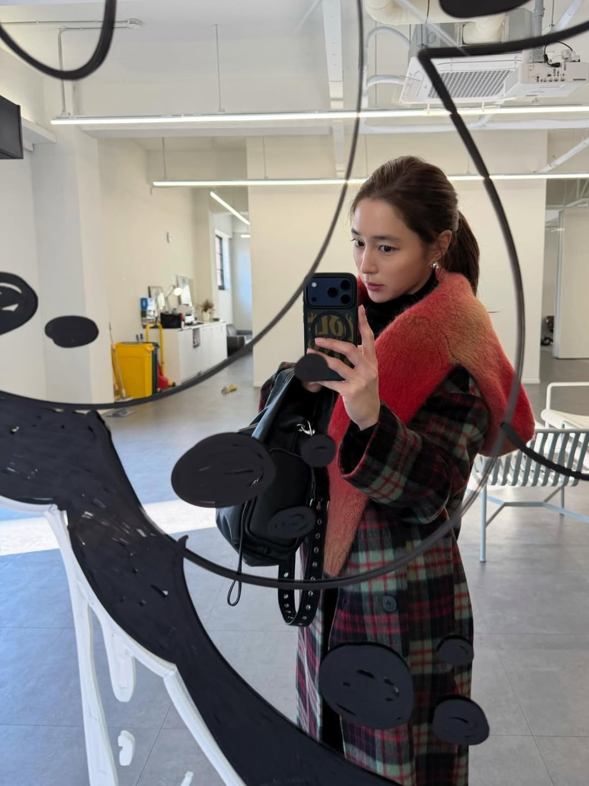 イ・ミンジョン、美しいビジュアルを公開し話題に