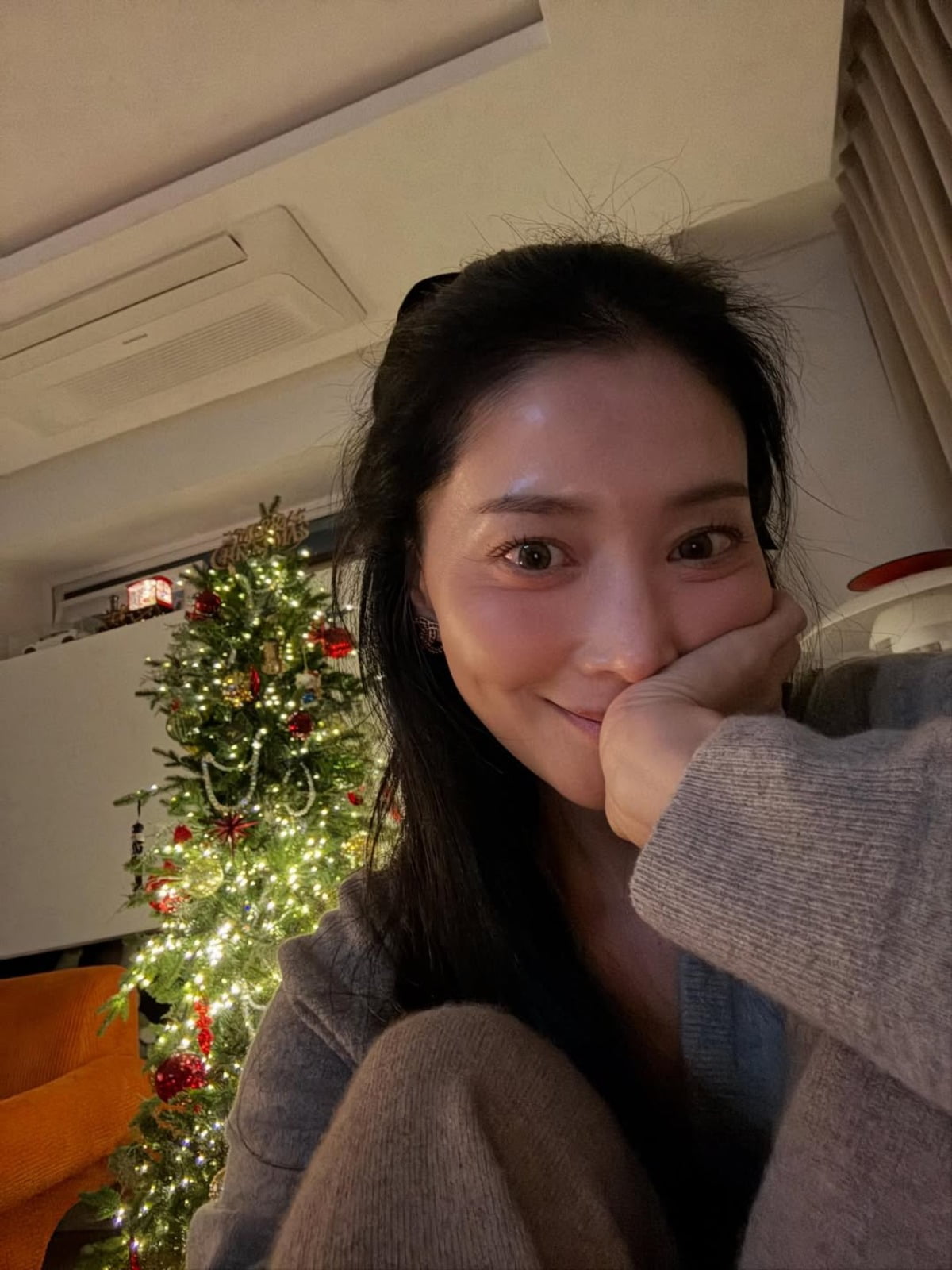 オ・ユナ、変わらぬ美貌でクリスマスを迎える