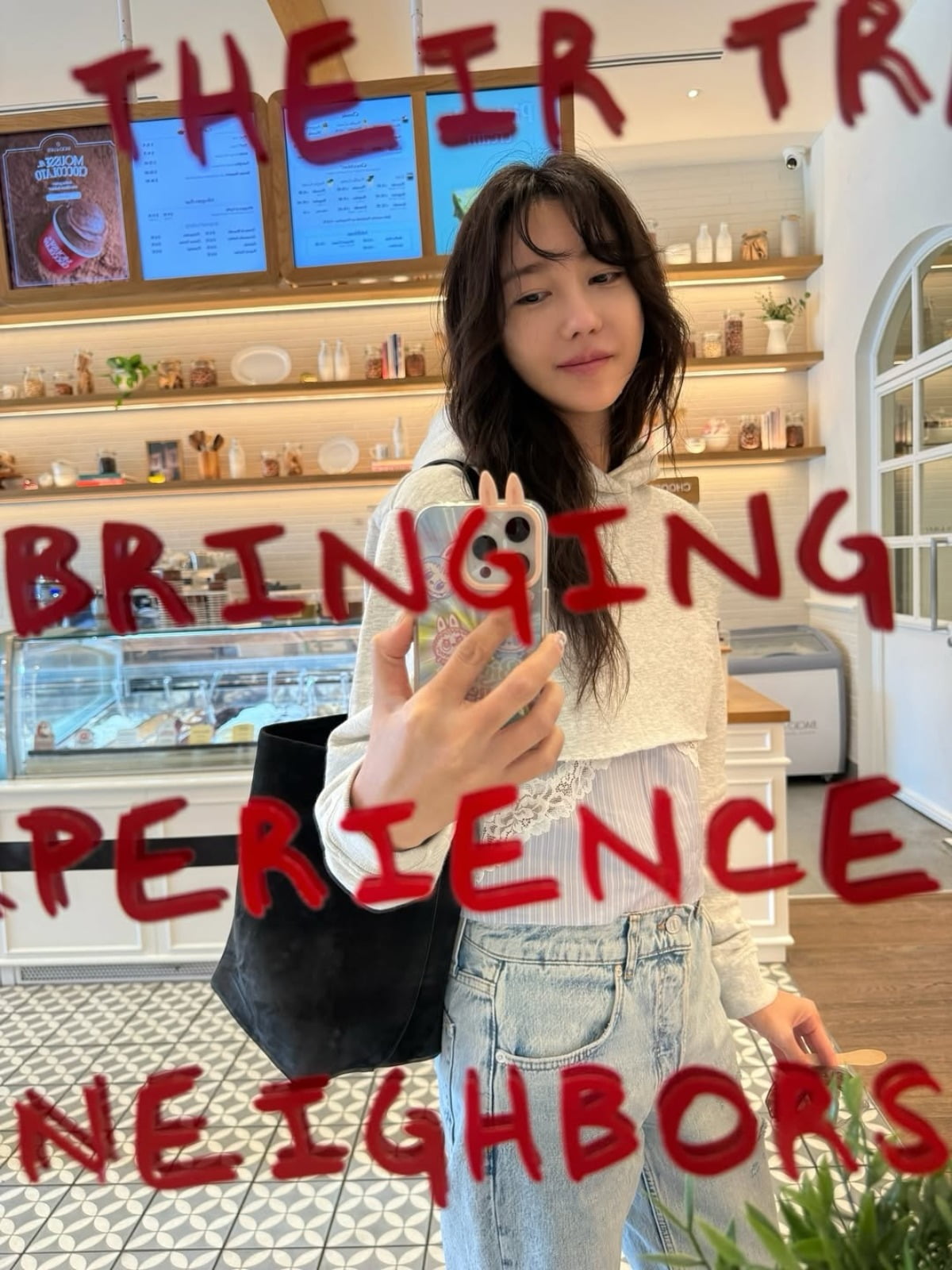 South Korean Actress Lee Ji-ah Shares Elegant Daily Life on Instagram