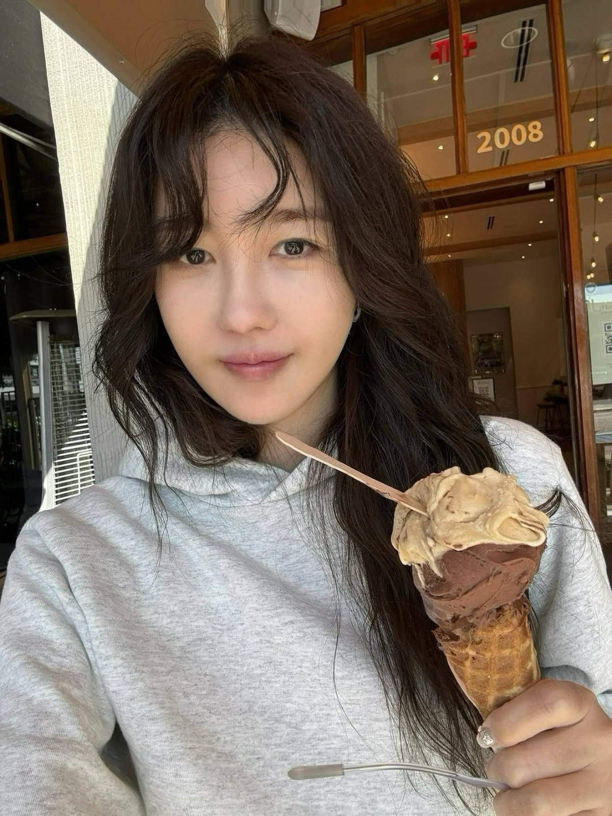 South Korean Actress Lee Ji-ah Shares Elegant Daily Life on Instagram