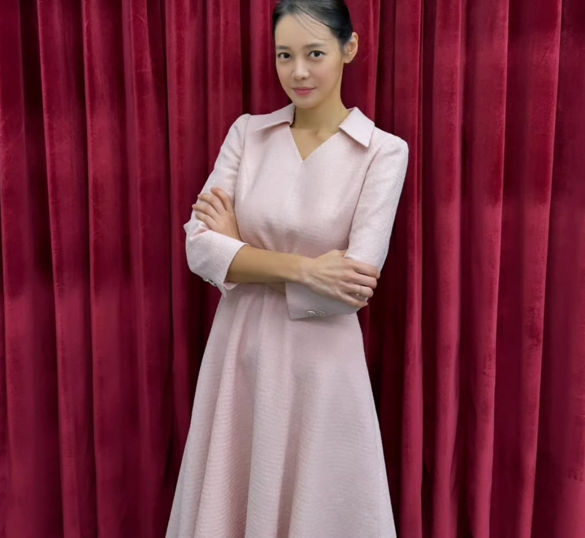 アン・ヒョンモ、エレガントなビジュアルで注目を集める