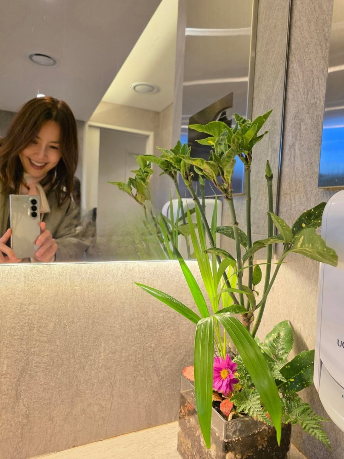 シン・エラ、年齢を感じさせない美貌を披露！秋の美しさを満喫